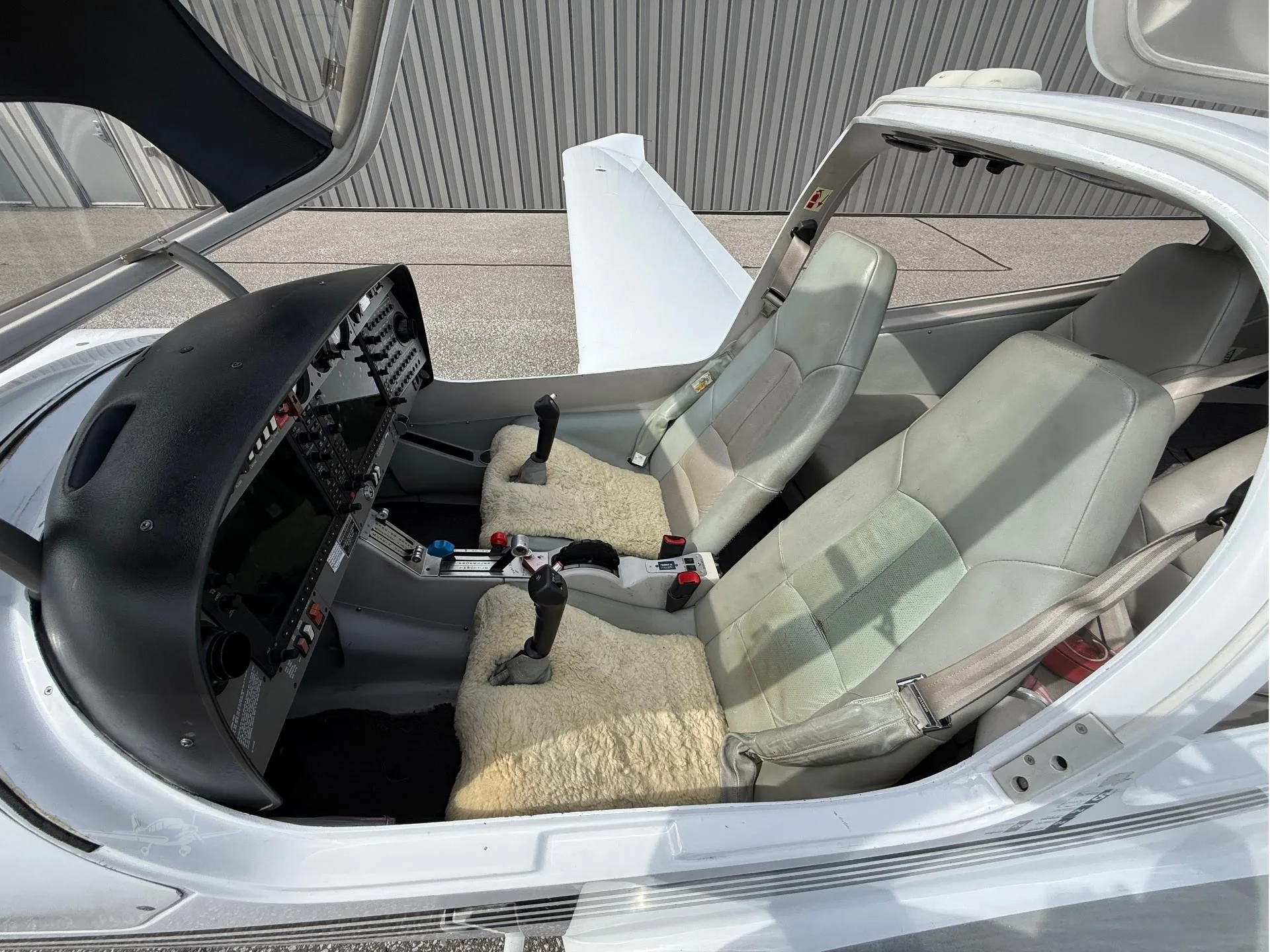 Cockpit and instrument panel of a 2006 DIAMOND DA40 XL.