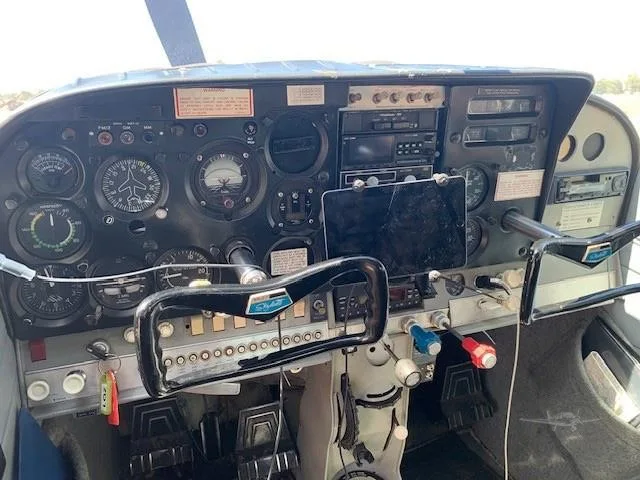Cockpit and instrument panel of a CESSNA 182 SKYLANE.