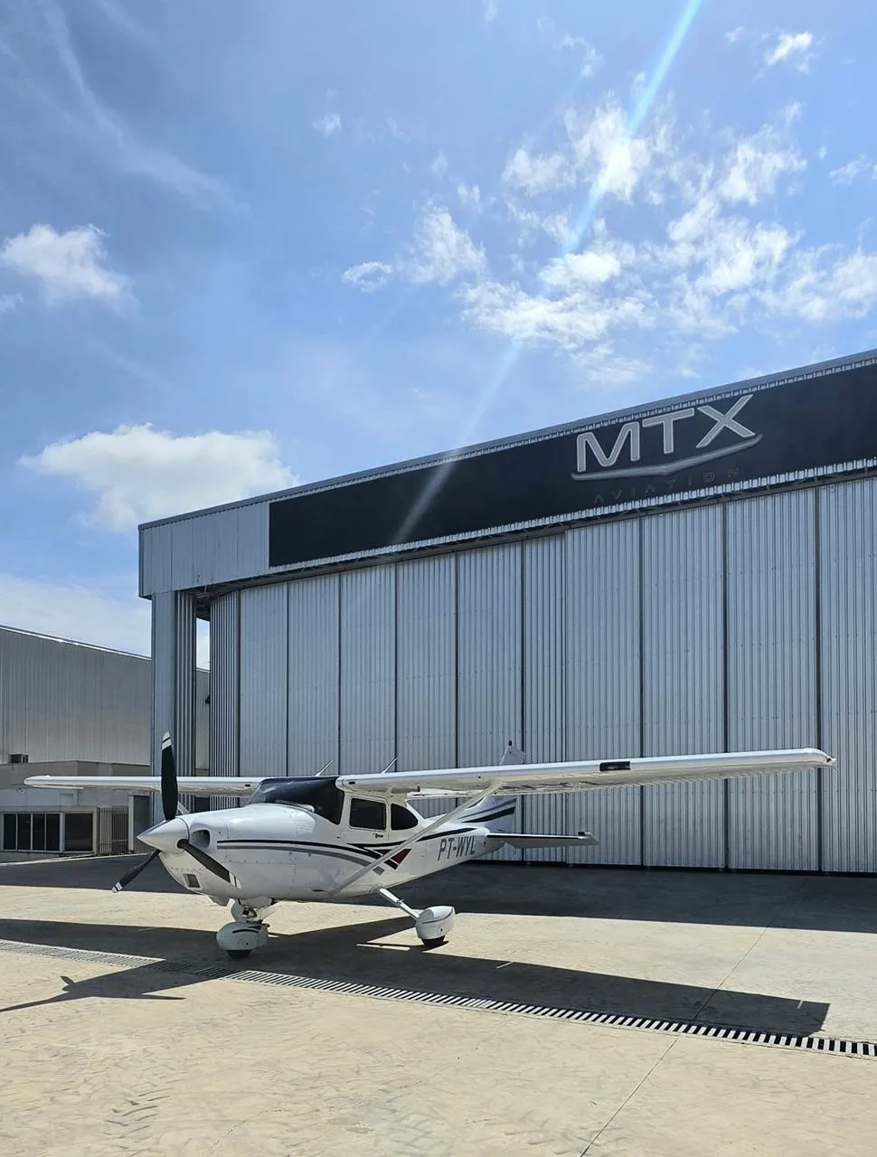 Exterior view of a 1998 CESSNA 182S SKYLANE.