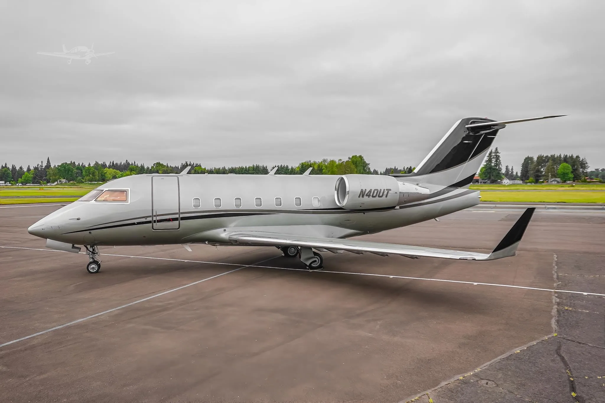 Exterior view of a 1993 BOMBARDIER CHALLENGER 601-3A/ER, N40UT.