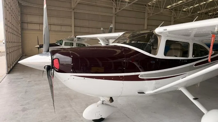 Exterior view of a 2004 Cessna 182T.