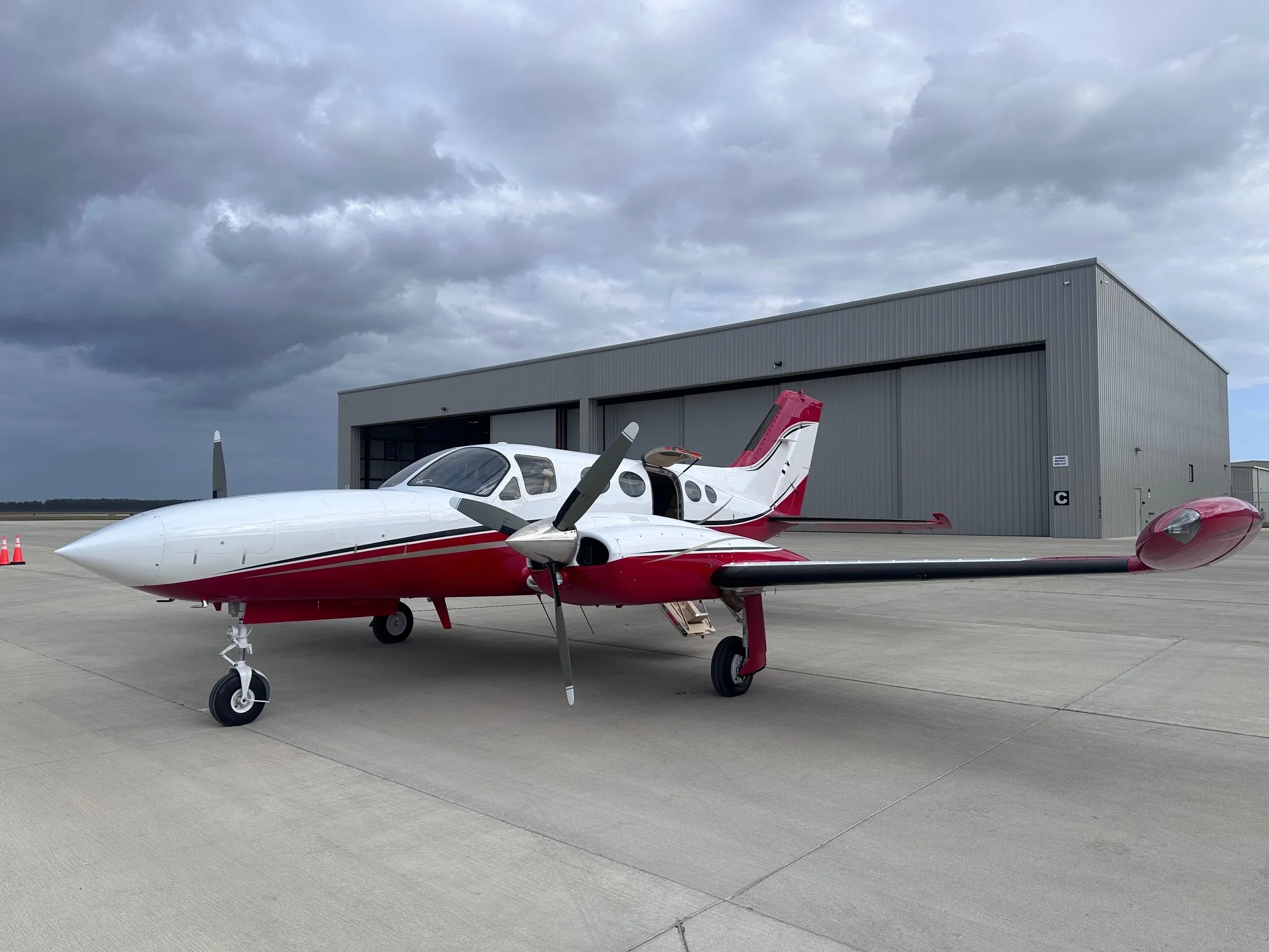 Exterior view of a 1971 Cessna 172L, N3923Q.