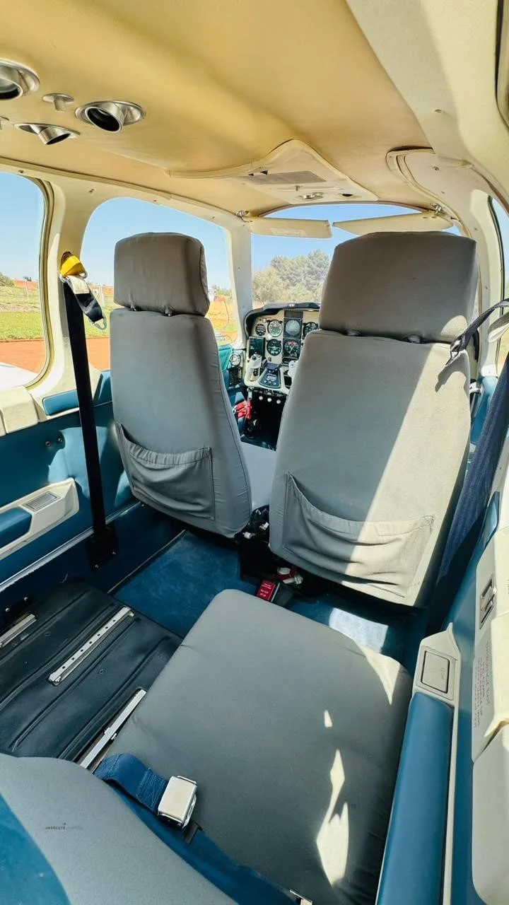Cabin interior of a 1989 BEECHCRAFT F33A BONANZA.
