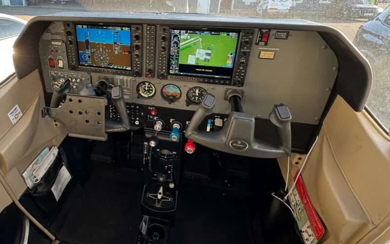 Cockpit and instrument panel of a 2011 Cessna 182-T Skylane.