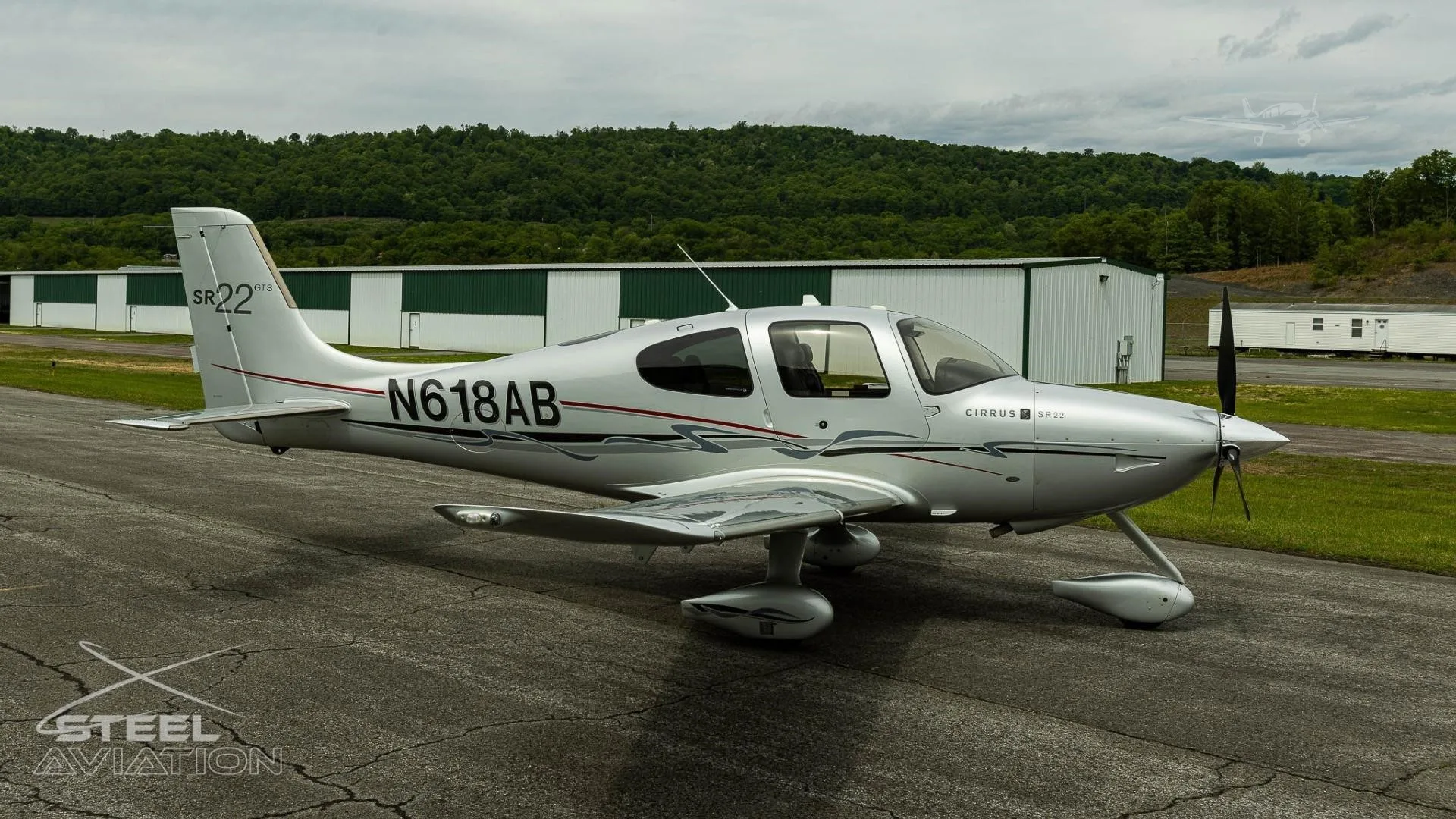 Exterior view of a 2010 CIRRUS SR22-G3, N618AB.