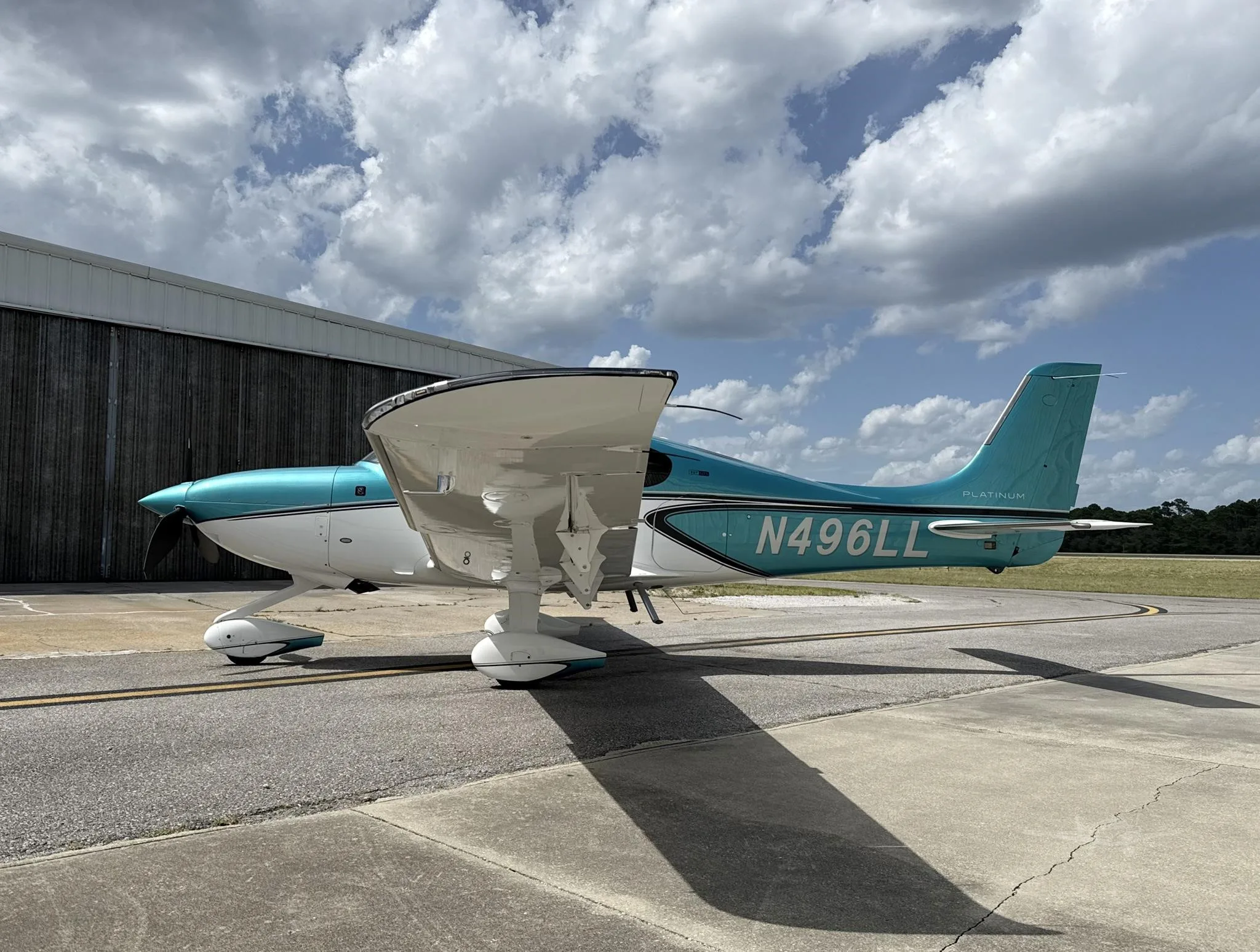 Exterior view of a 2023 CIRRUS SR22-G6 TURBO, N496LL.