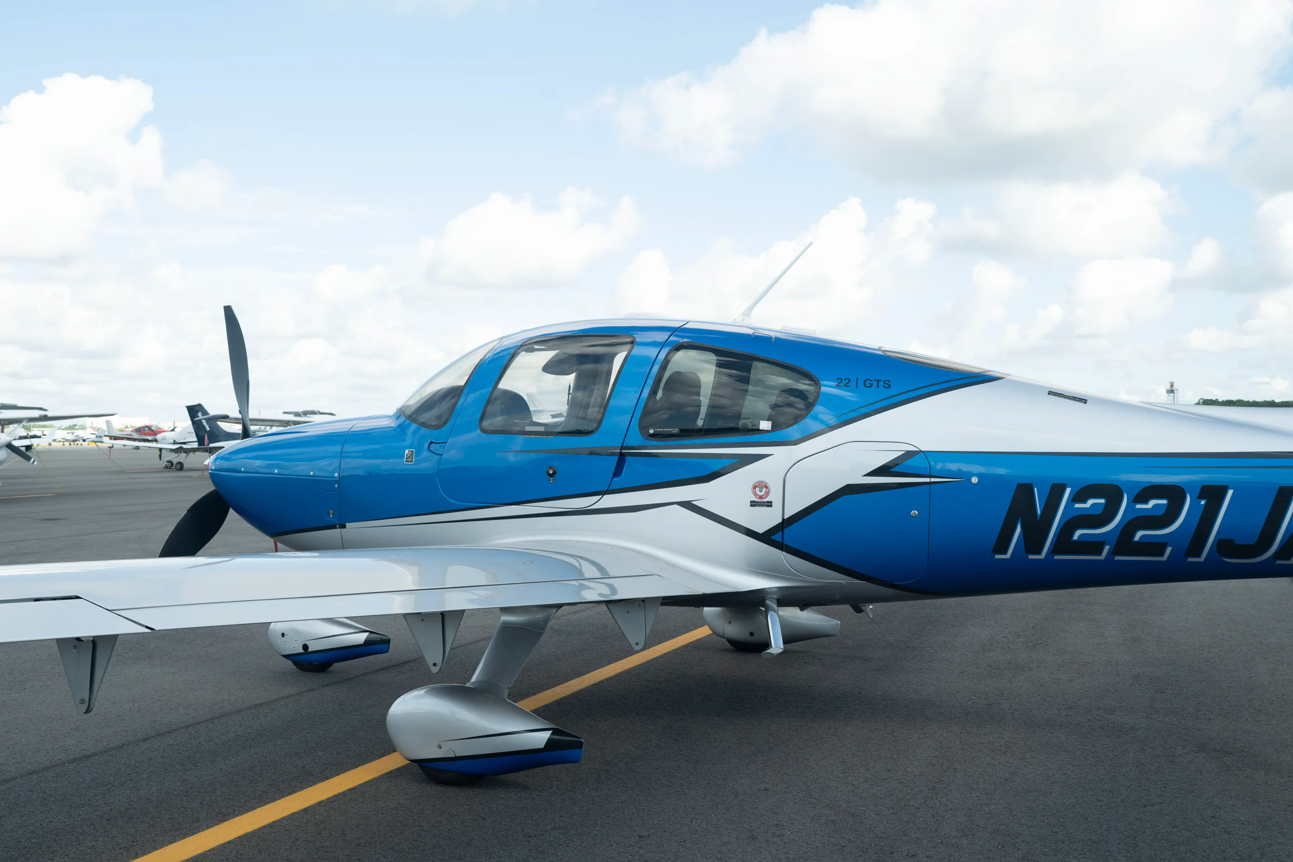 Exterior view of a 2007 Cirrus SR22 G2, N221JA.