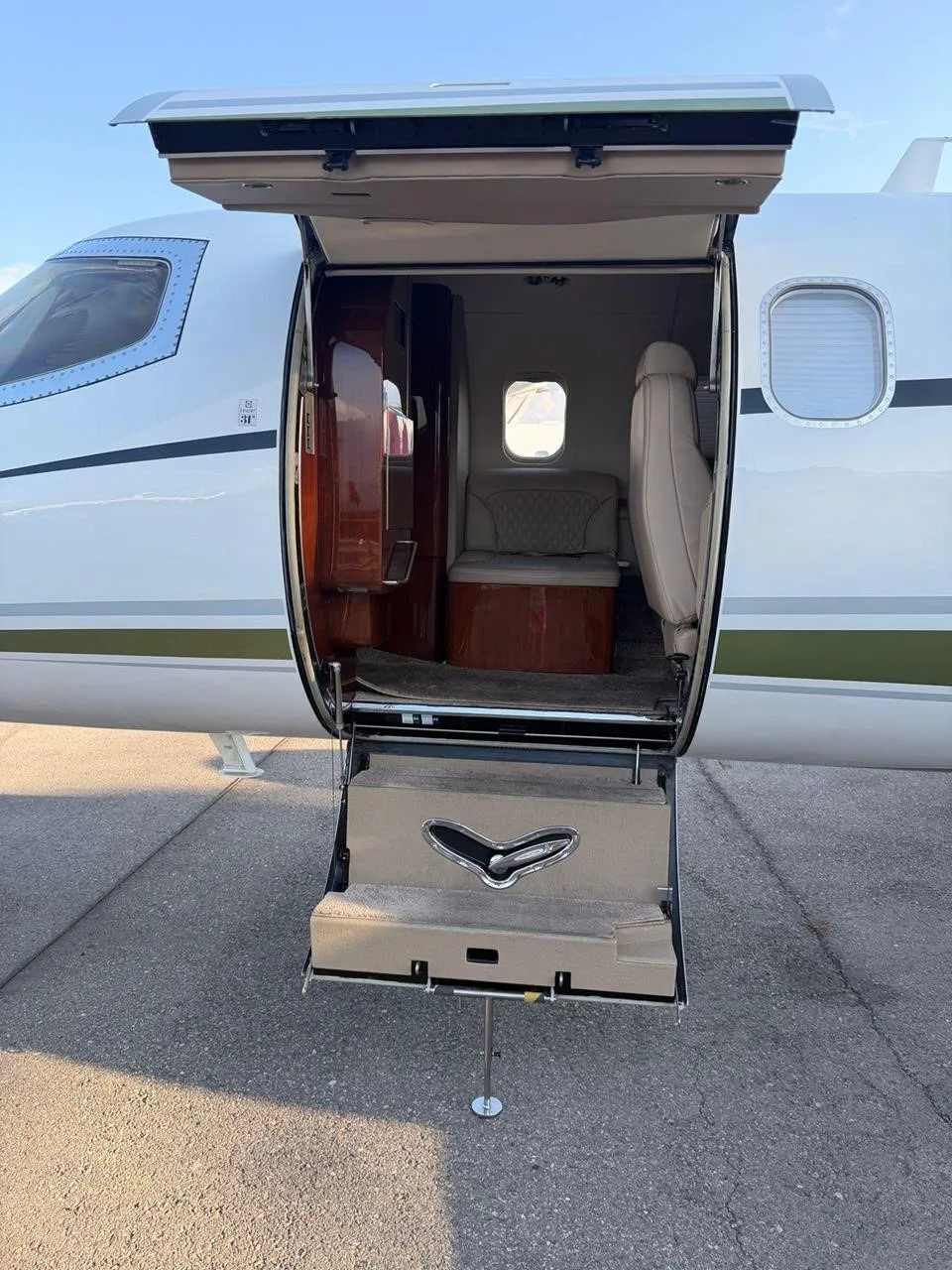Exterior view of a 1995 LEARJET 31A, N784AM.