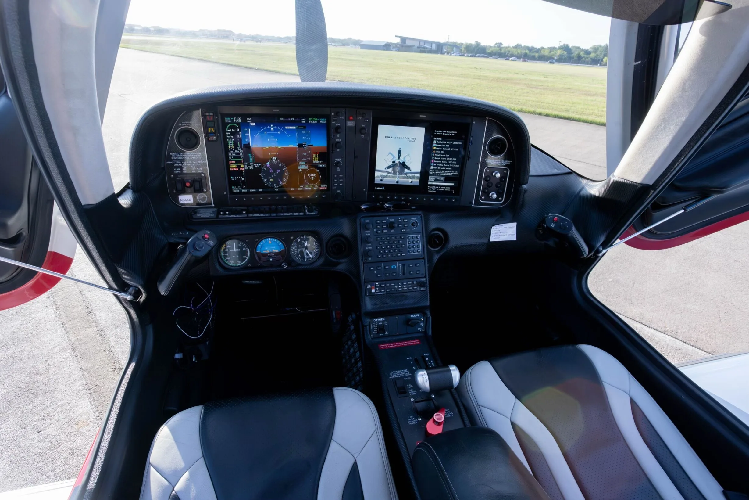 Cockpit and instrument panel of a Cirrus.
