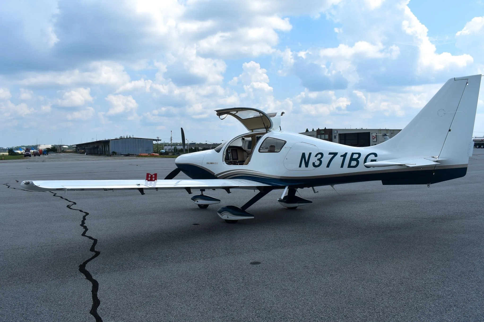 Exterior view of a 2005 COLUMBIA 400, N371BG.