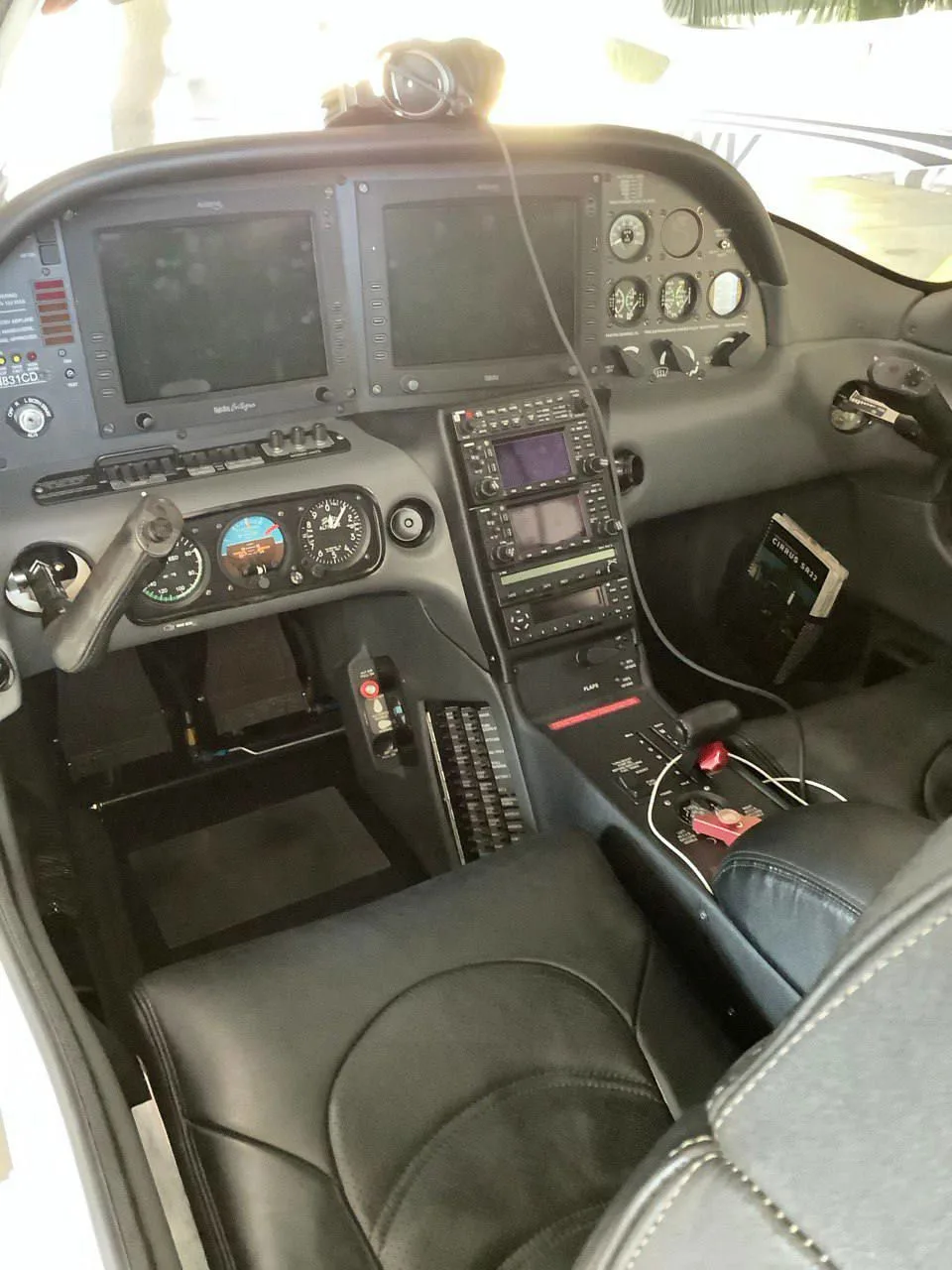 Cockpit and instrument panel of a 2005 Cirrus SR22 G2.
