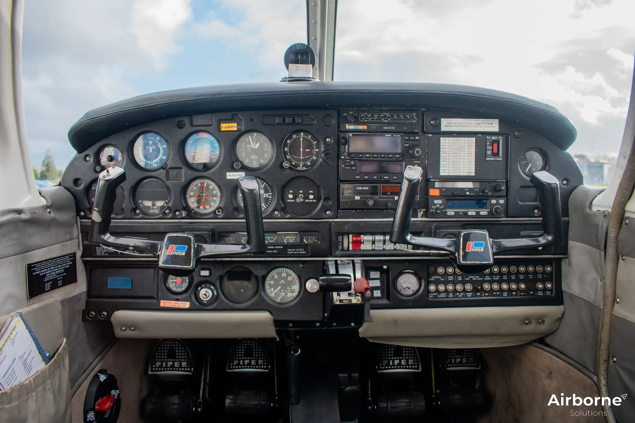 Cockpit and instrument panel of a 1975 Piper PA-28-151 Cherokee Warrior.