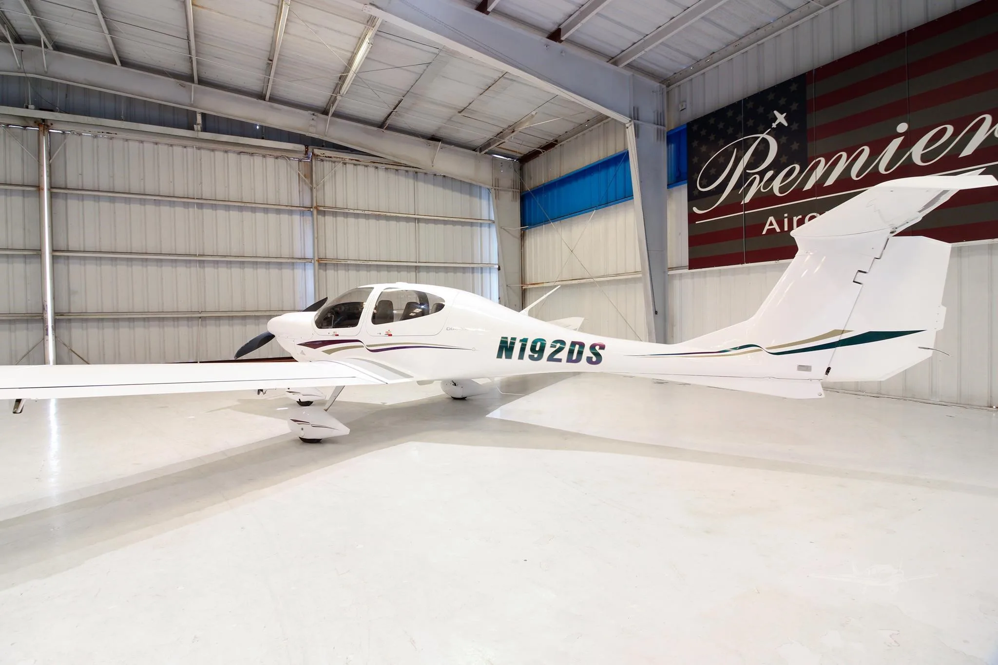 Exterior view of a 2005 DIAMOND DA40-180 STAR, N192DS.