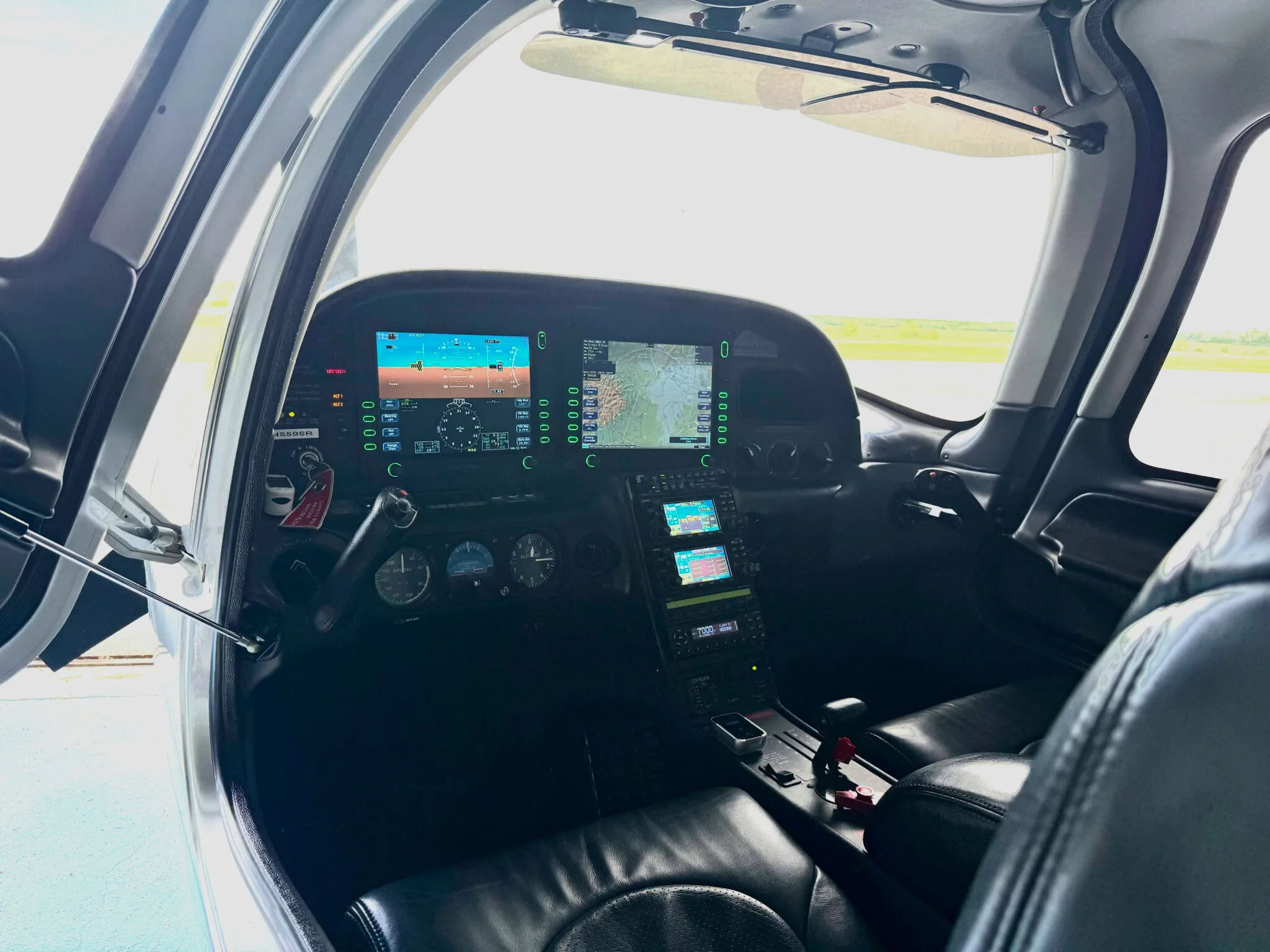 Cockpit and instrument panel of a 2007 Cirrus SR22-G3 Turbo GTS.