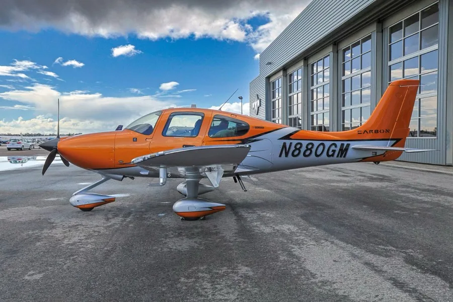 Exterior view of a 2023 Cirrus SR20, N880GM.