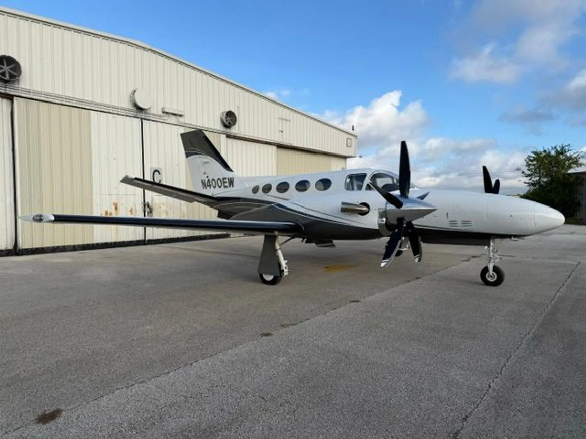 Exterior view of a 1981 CESSNA CONQUEST I, N400EW.