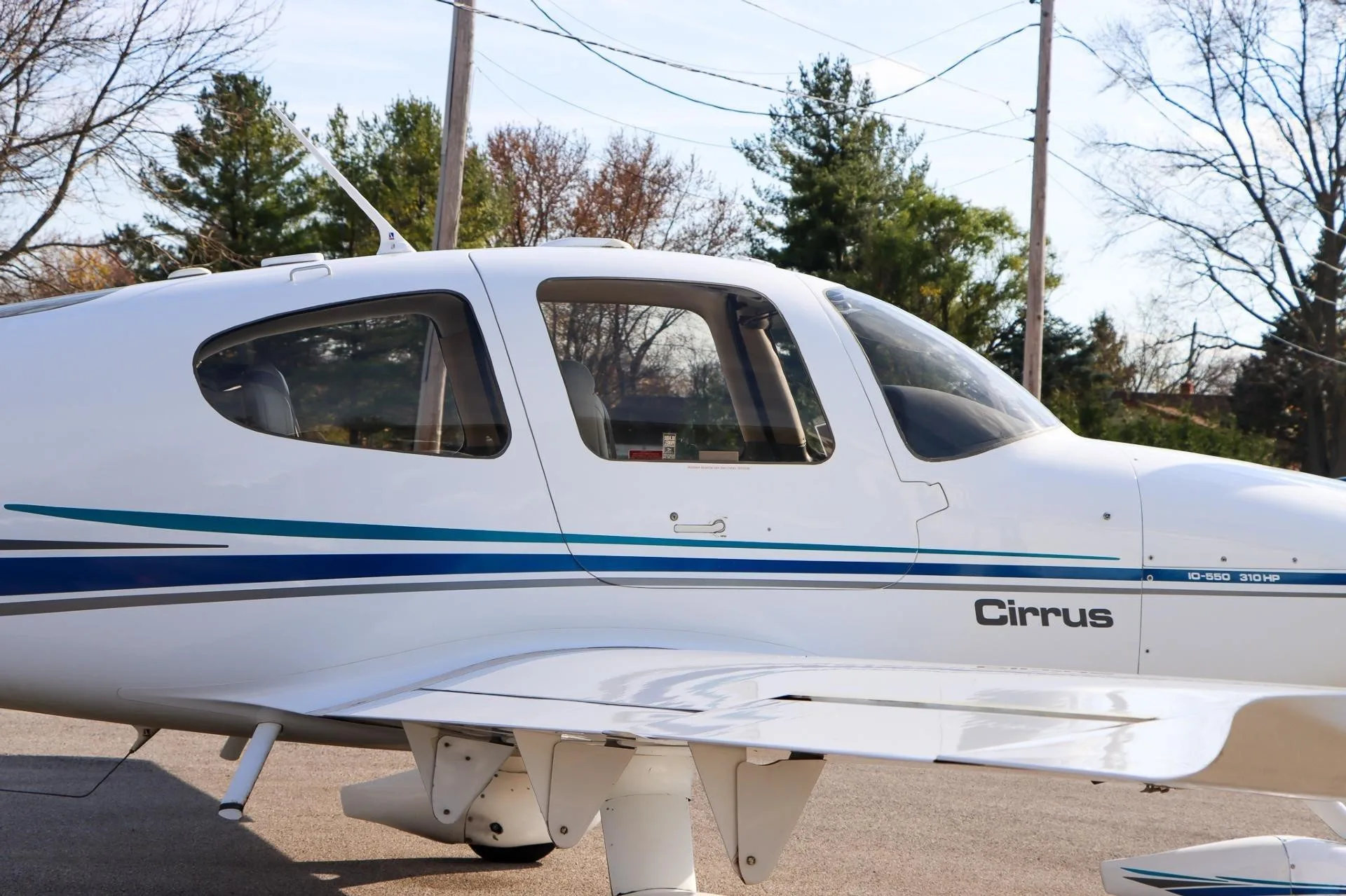 Exterior view of a 2002 CIRRUS SR22, N882CD.