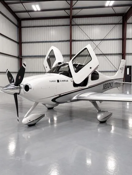 Exterior view of a 2009 CIRRUS SR22, N800VJ.