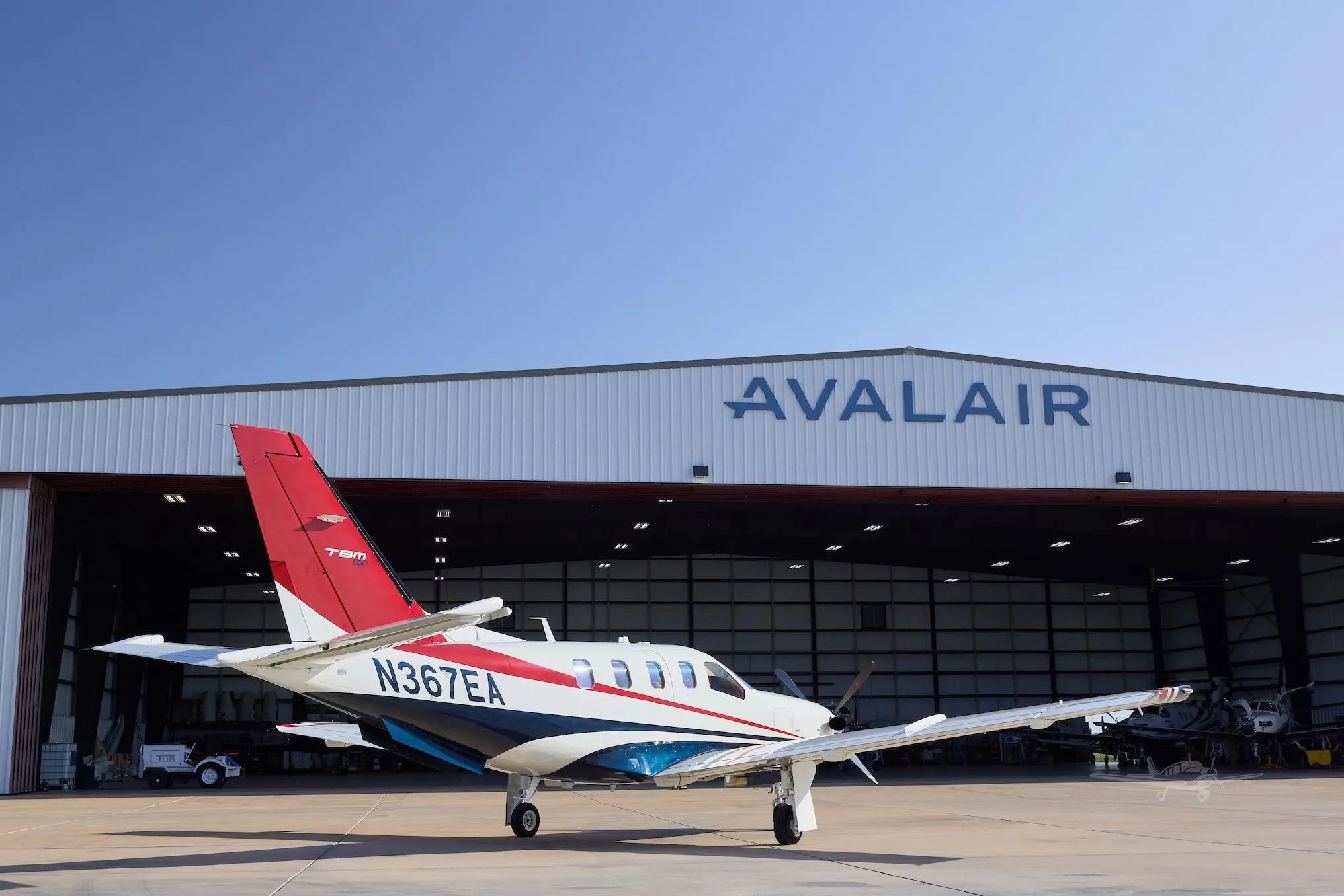 Exterior view of a 2007 DAHER TBM 850, N367EA.