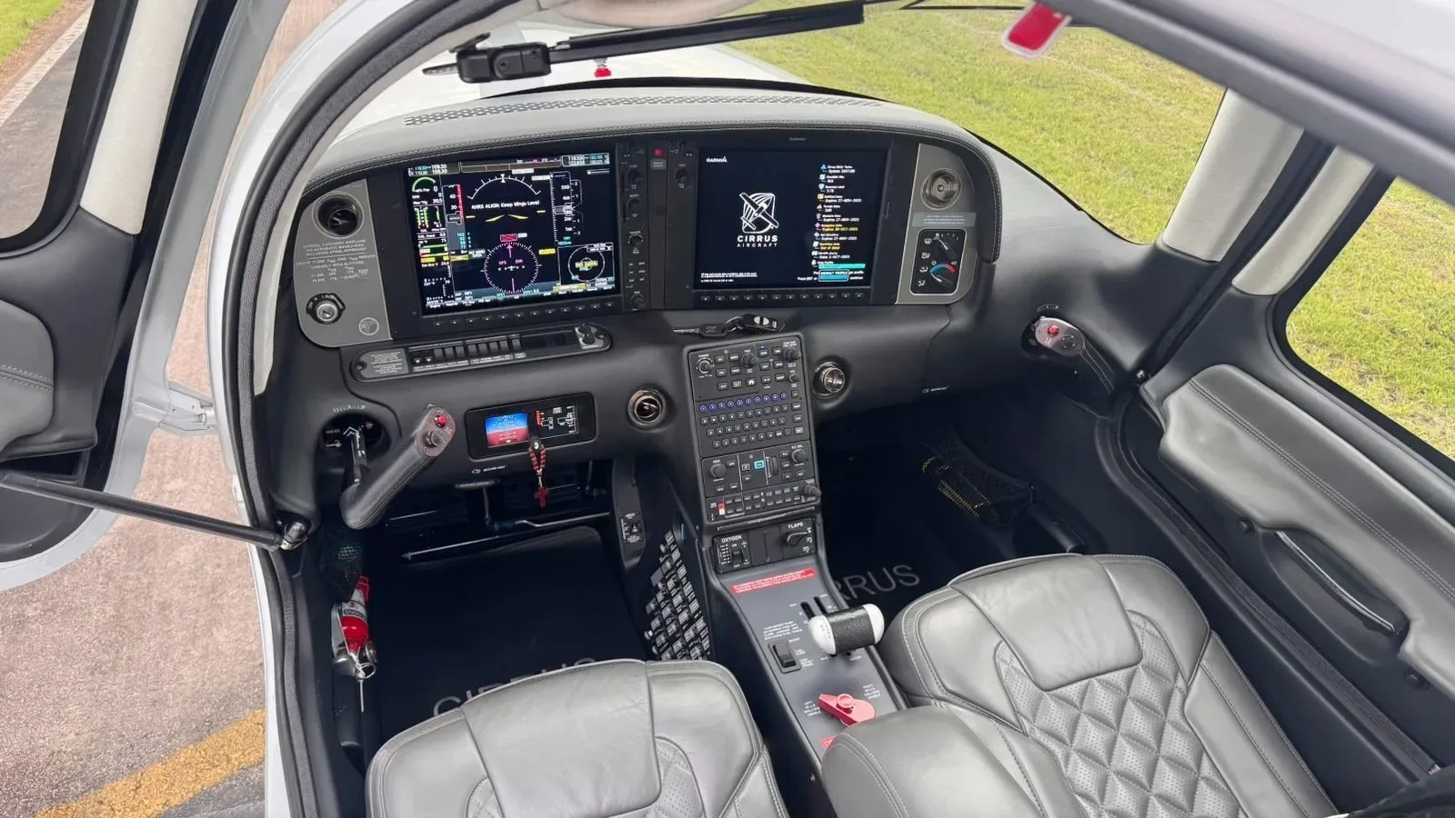 Cockpit and instrument panel of a Cirrus Aircraft SR22T G6 GTS PLATINUM.