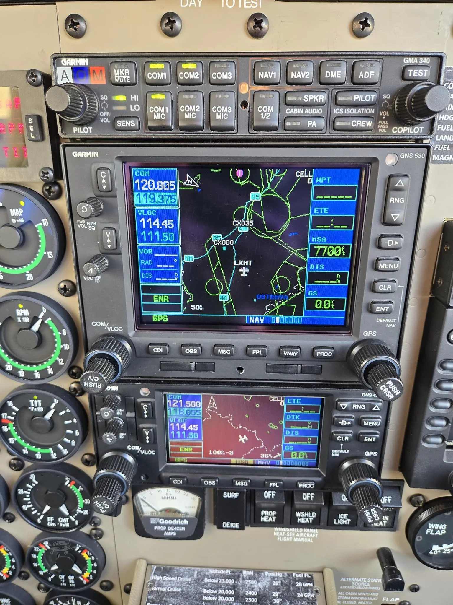 Avionics suite of a 2001 PIPER SENECA V.