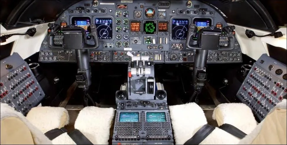 Cockpit and instrument panel of a 2001 LEARJET 60.