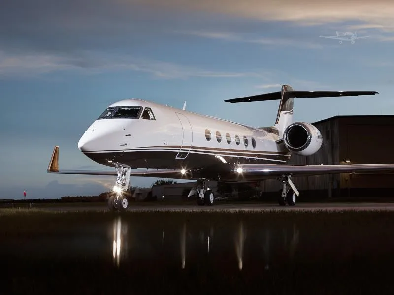 Exterior view of a 2000 GULFSTREAM GV.