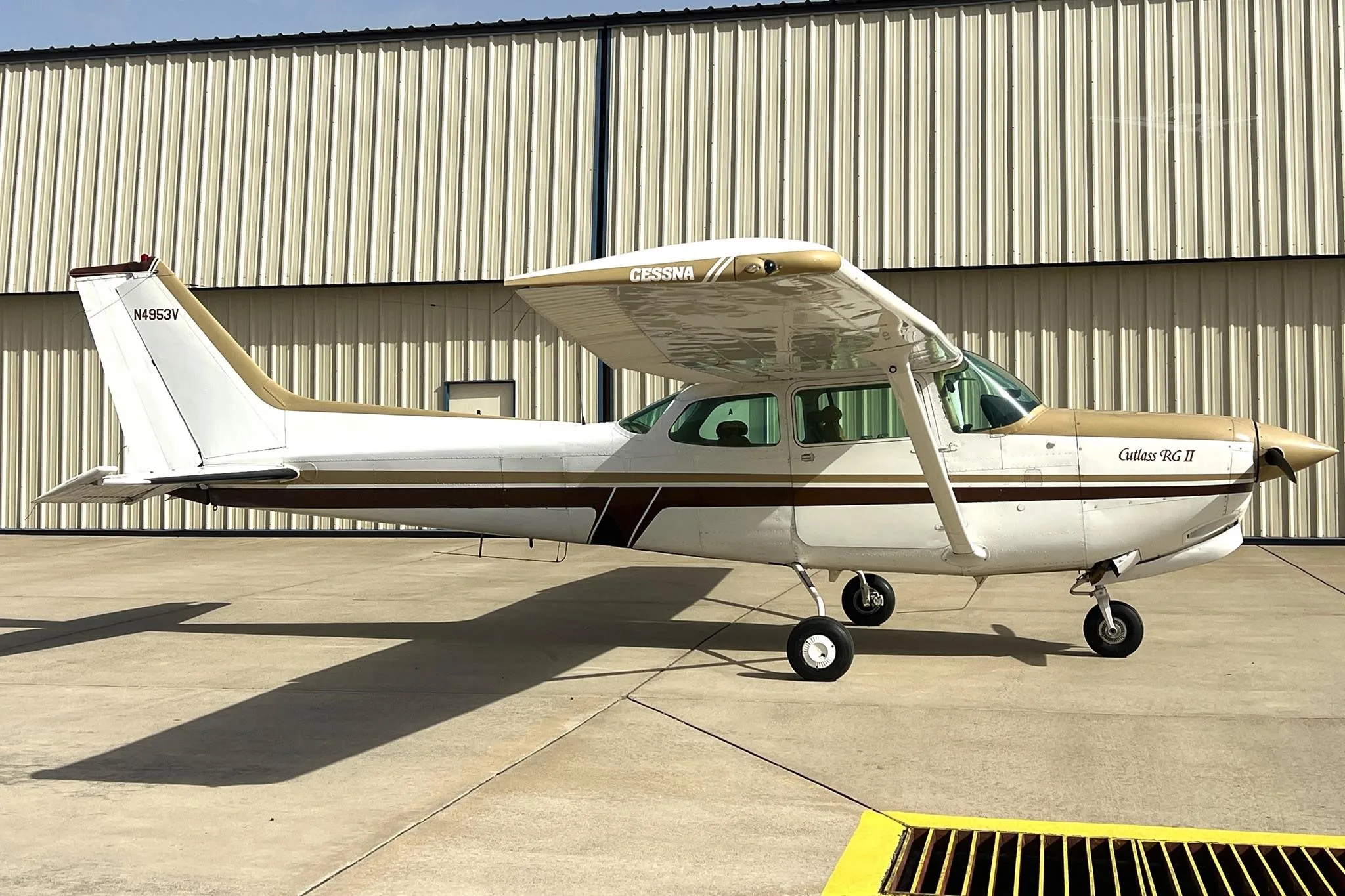 Exterior view of a 1980 CESSNA 172RG CUTLASS, N4953V.