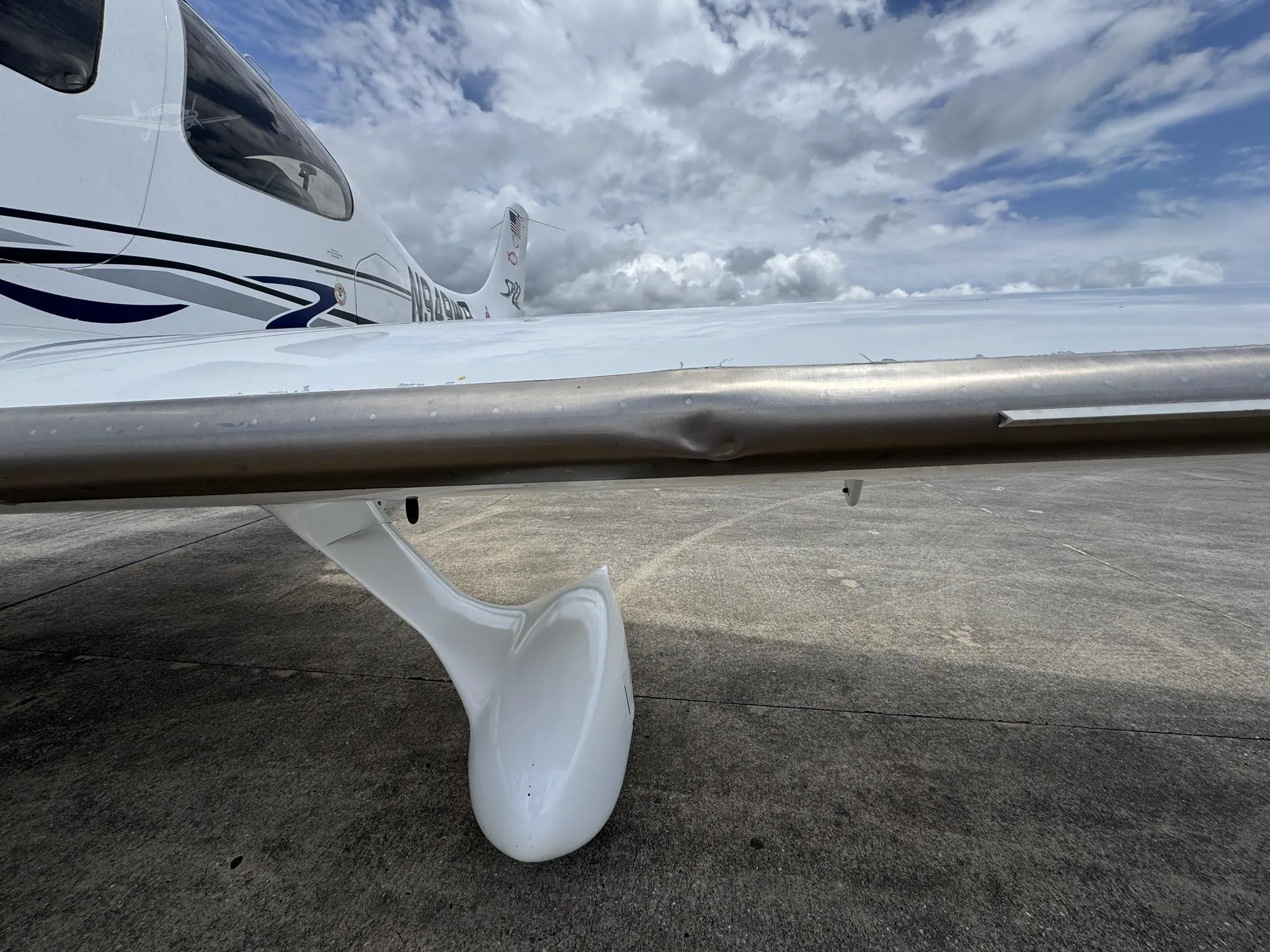 Exterior view of a 2003 CIRRUS SR22.