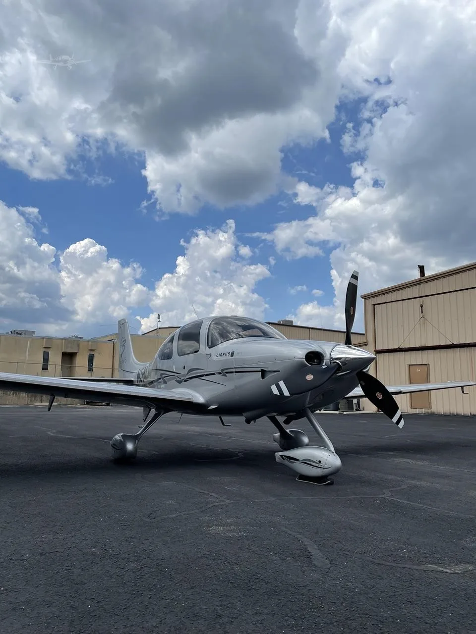 Exterior view of a 2007 CIRRUS SR22-G3 TURBO, N556SR.