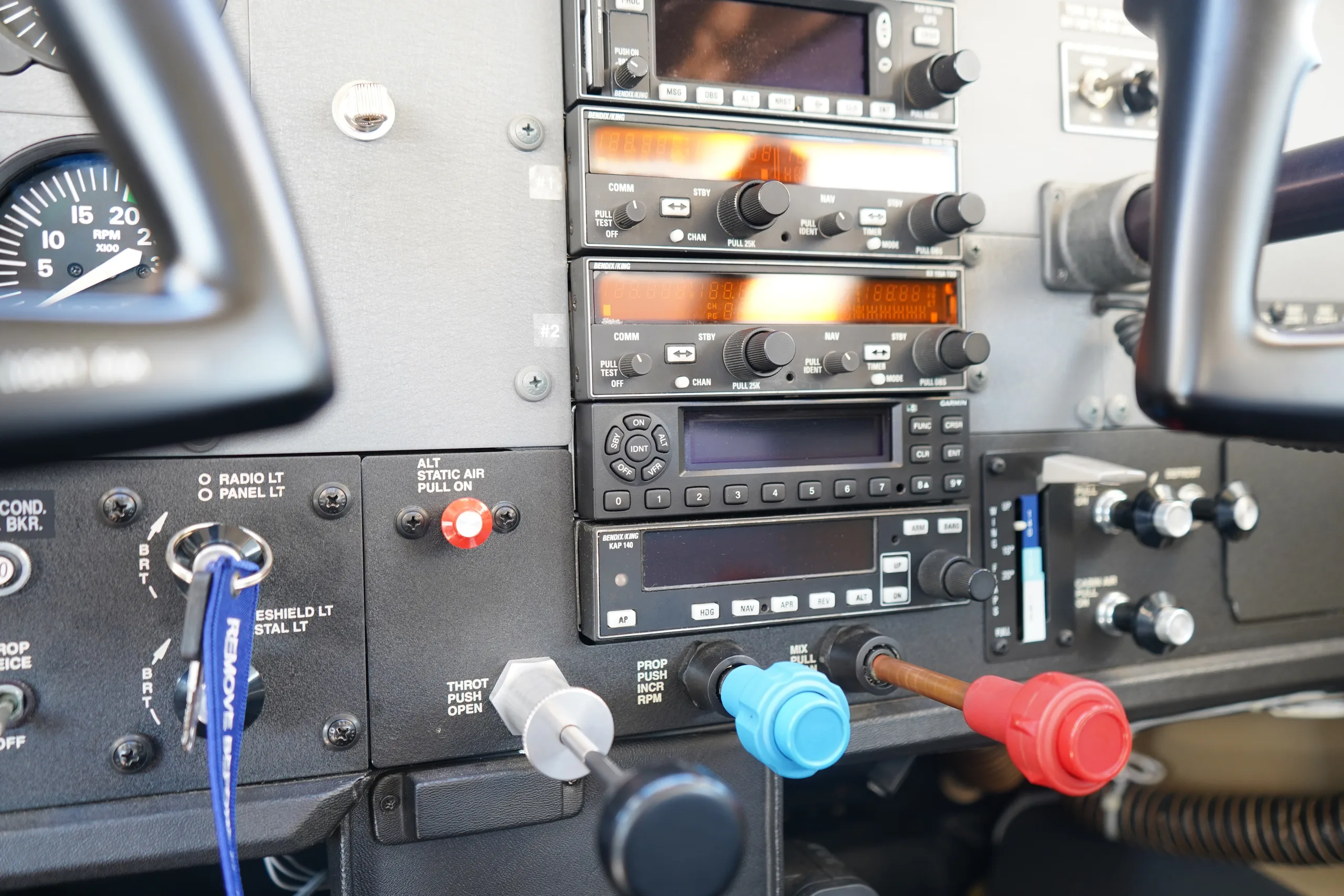 Avionics suite of a 2002 Cessna TURBO 182T SKYLANE.