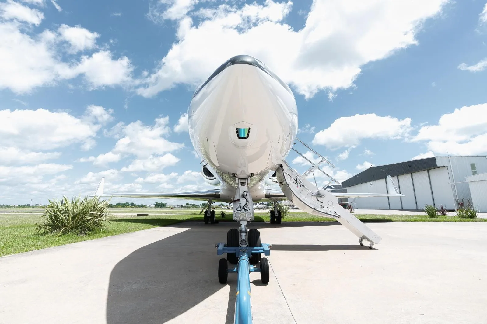 Exterior view of a 2004 GULFSTREAM G400, LV-JQW.