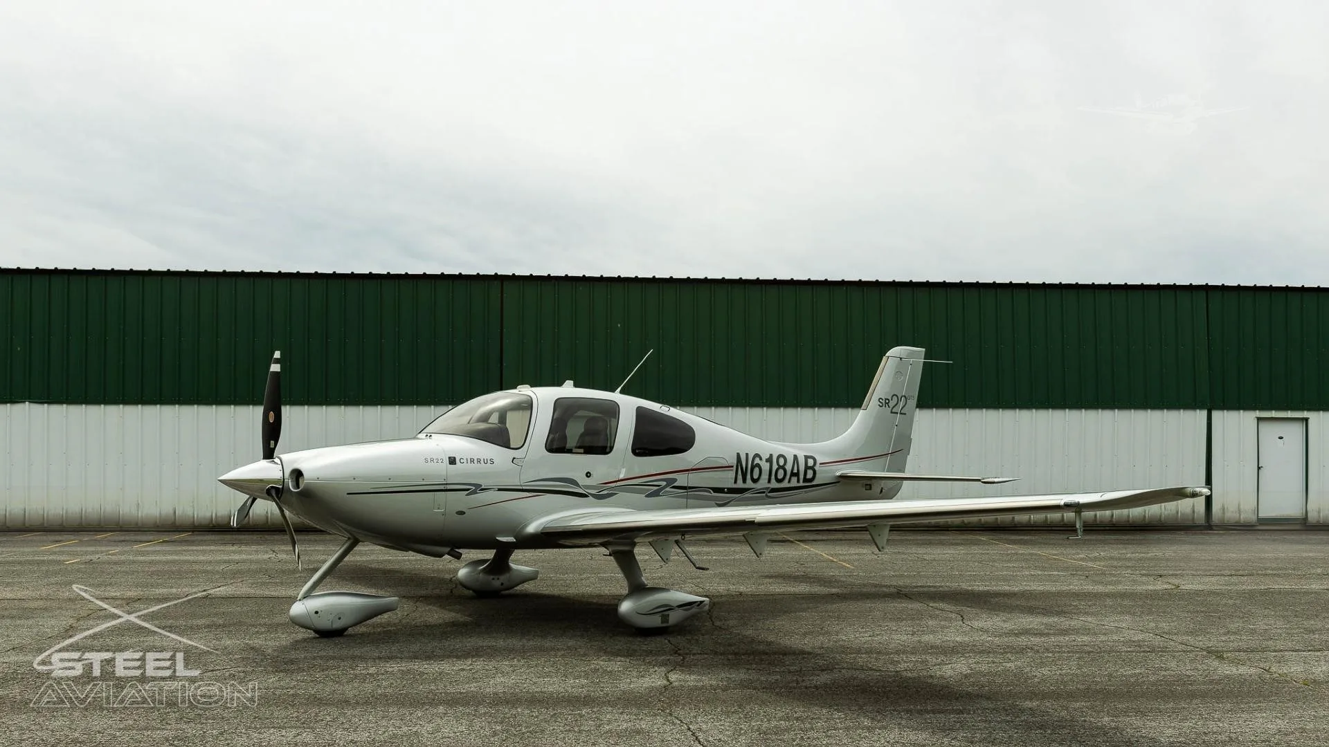 Exterior view of a 2010 CIRRUS SR22-G3, N618AB.