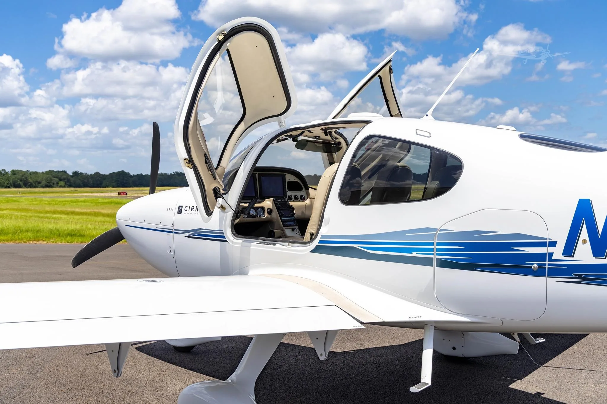 Exterior view of a 2008 CIRRUS SR20-G3, N516PG.