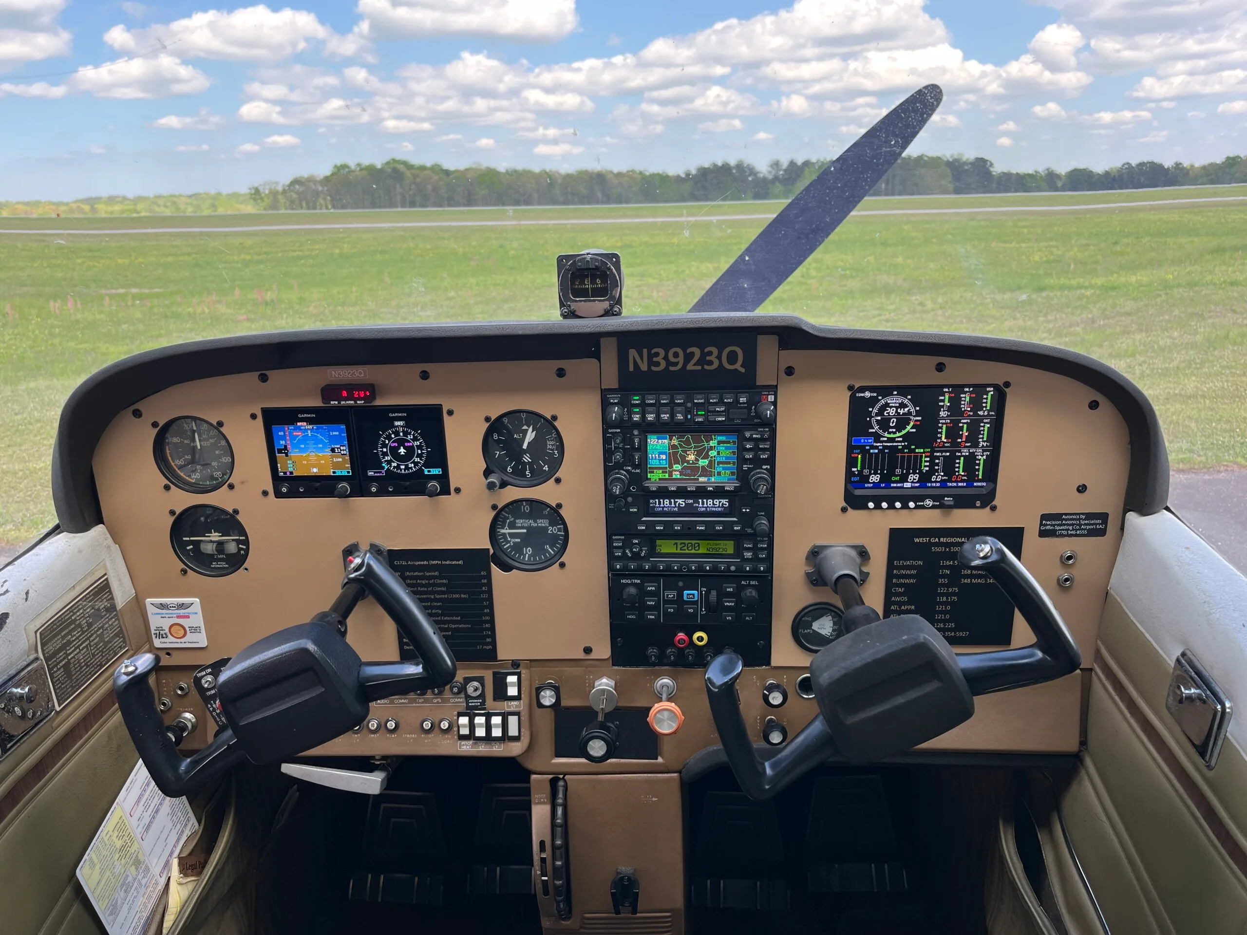 Avionics suite of a 1971 Cessna 172L.