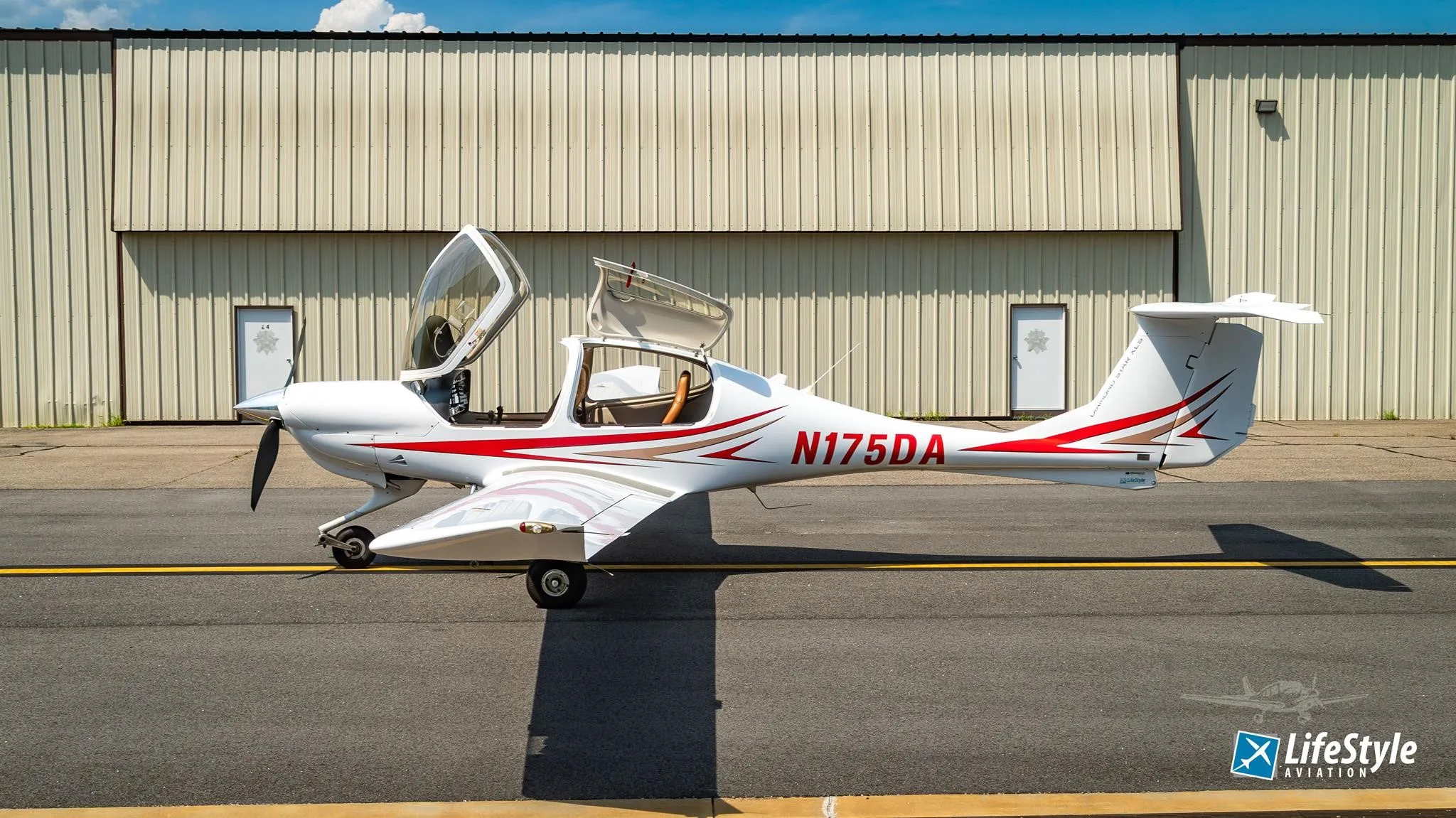 Exterior view of a 2011 DIAMOND DA40 XLS, N175DA.