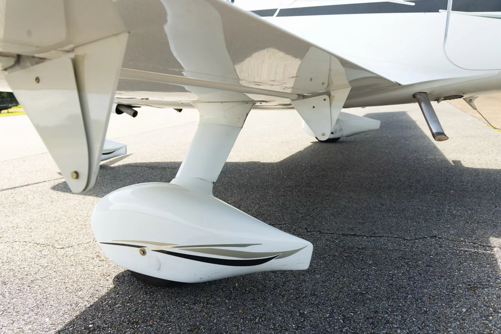 Exterior view of a 2007 Cirrus SR22-G2 GTS, N451SR.