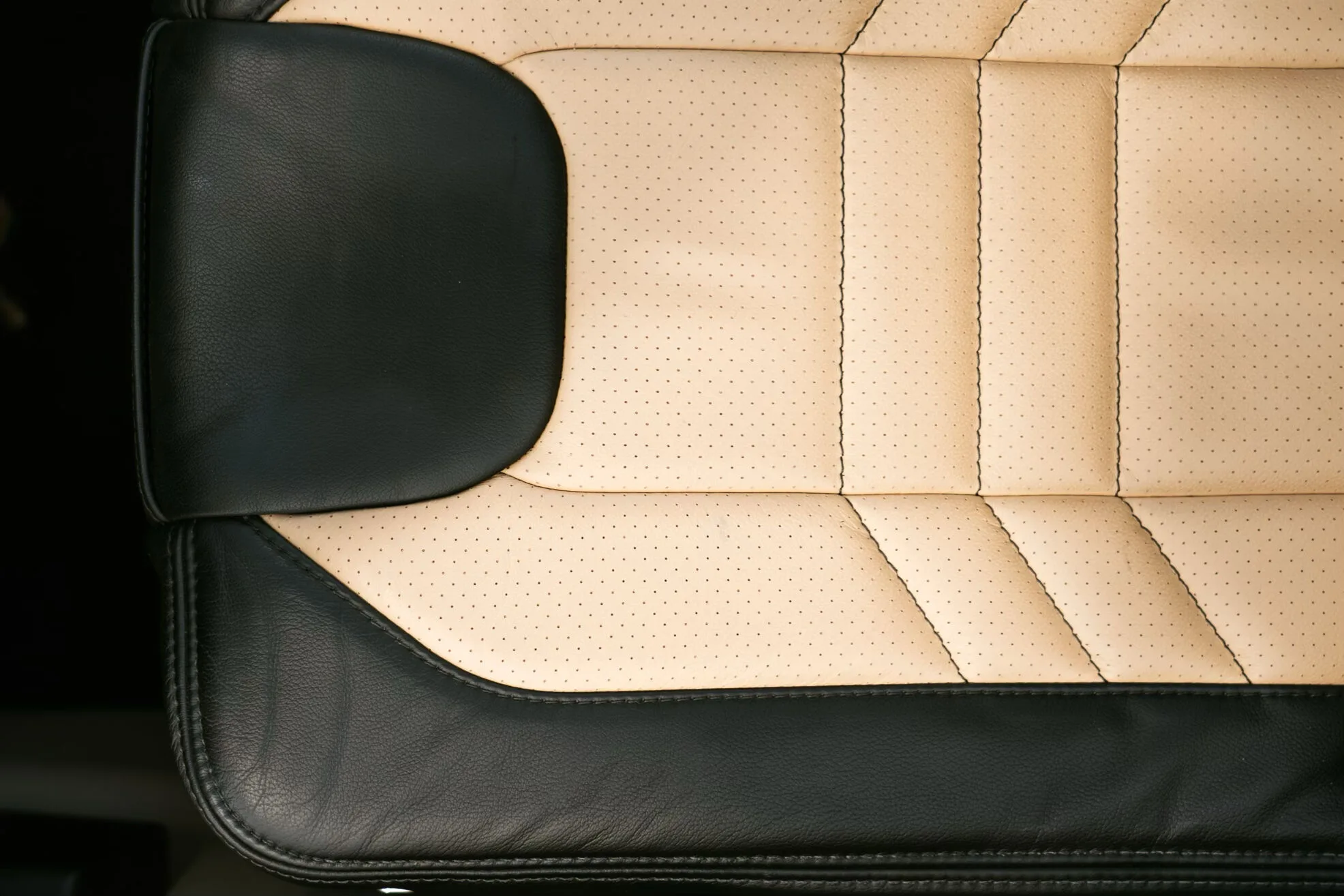 Cabin interior of a 2005 Cirrus SR22-G2.