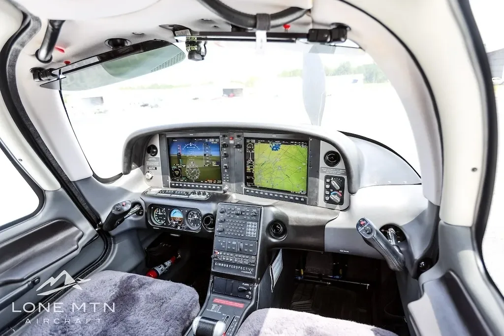 Cockpit and instrument panel of a 2008 Cirrus.