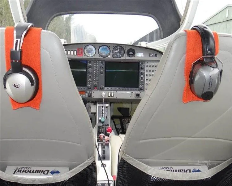 Cockpit and instrument panel of a 2005 DIAMOND DA40.