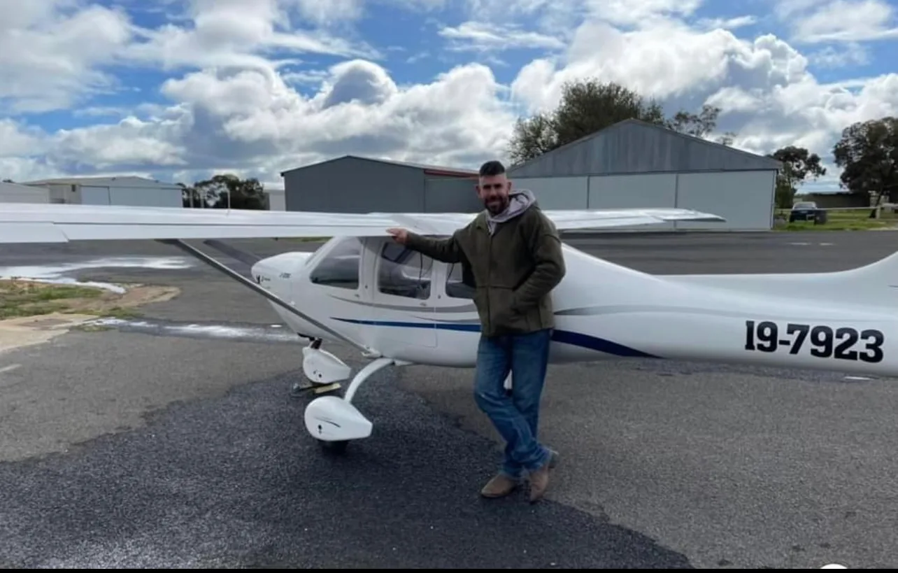 Exterior view of a 2011 JABIRU J200.