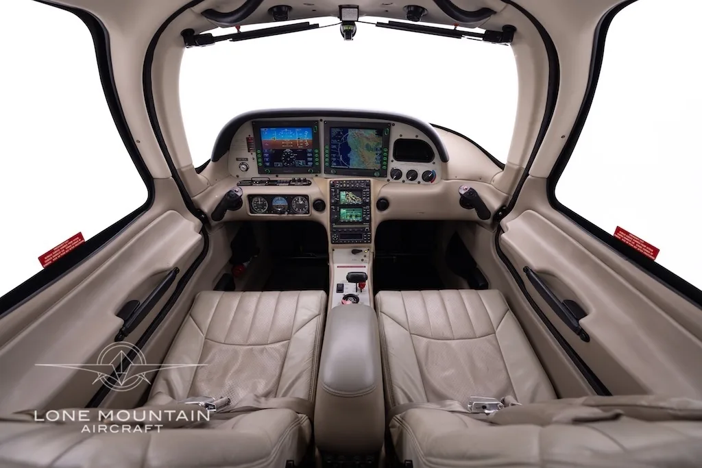 Cabin interior of a 2007 Cirrus SR20 G2.