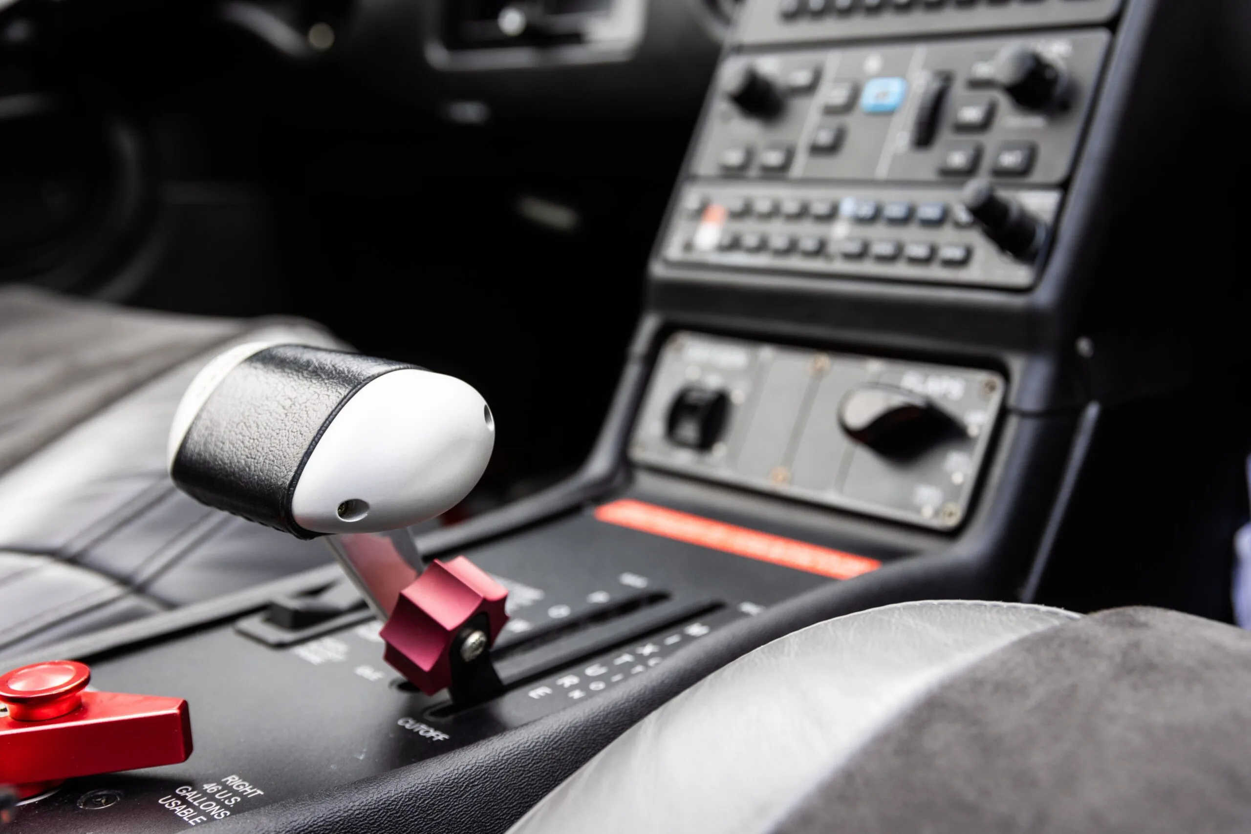 Cockpit and instrument panel of a Cirrus.
