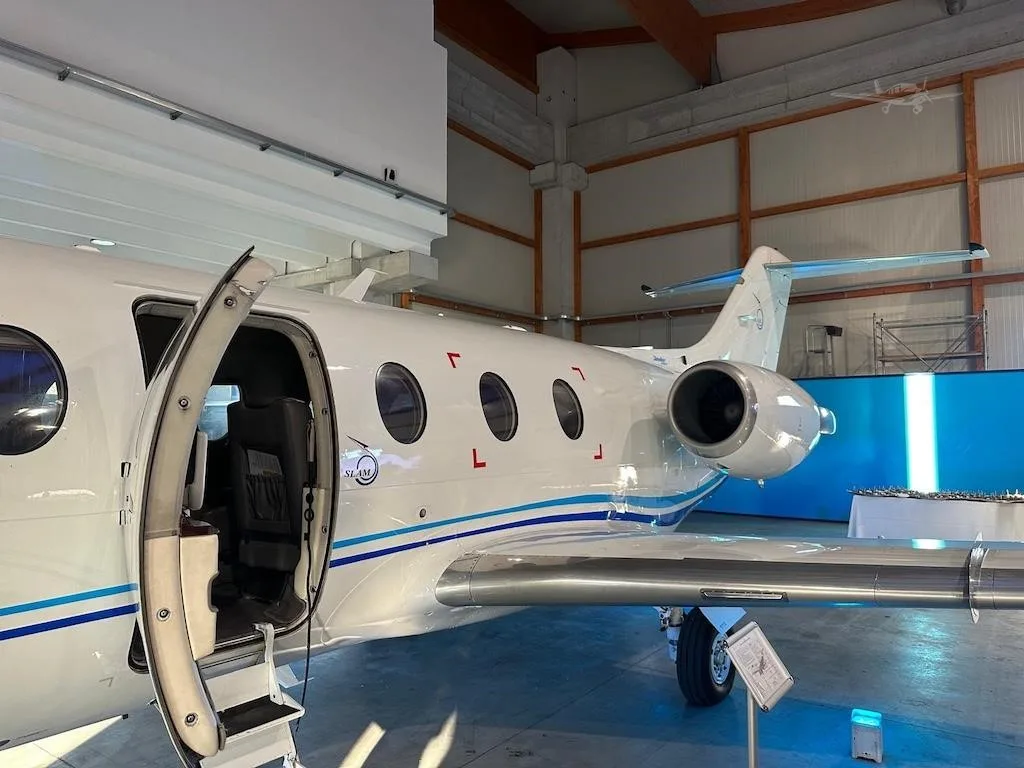 Exterior view of a 2007 HAWKER 400XP.