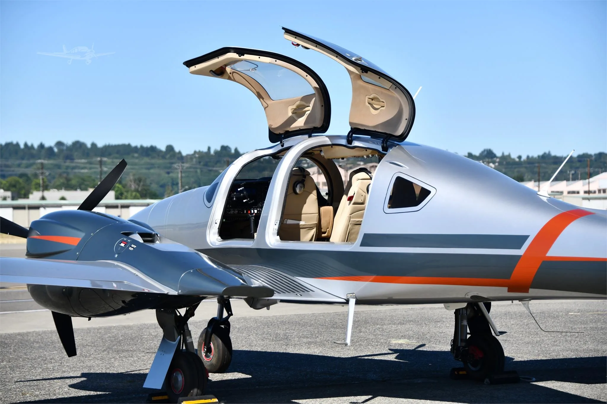Exterior view of a 2020 DIAMOND DA62, N62SY.