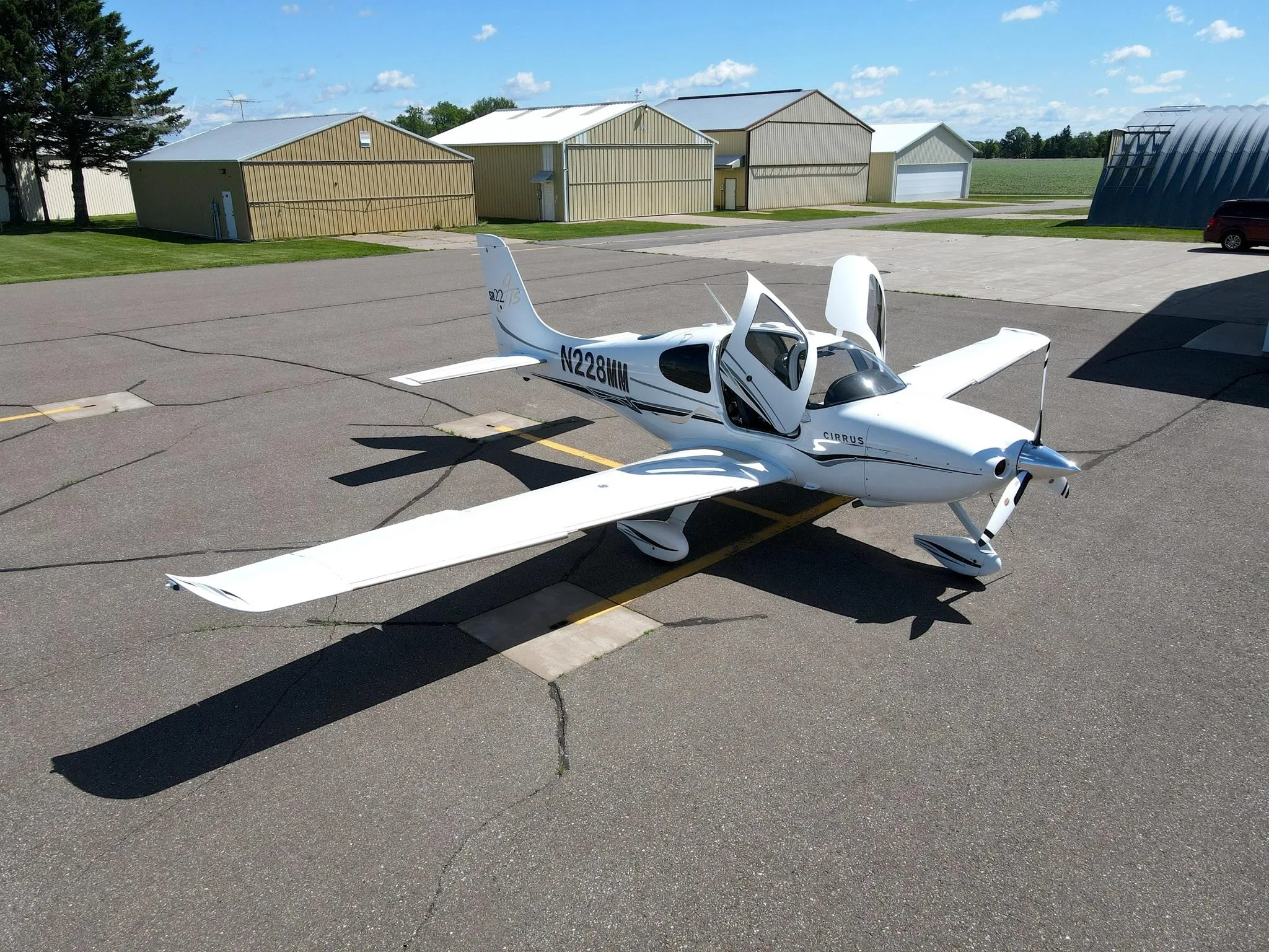 Exterior view of a 2005 CIRRUS SR22-G2, N228MM.