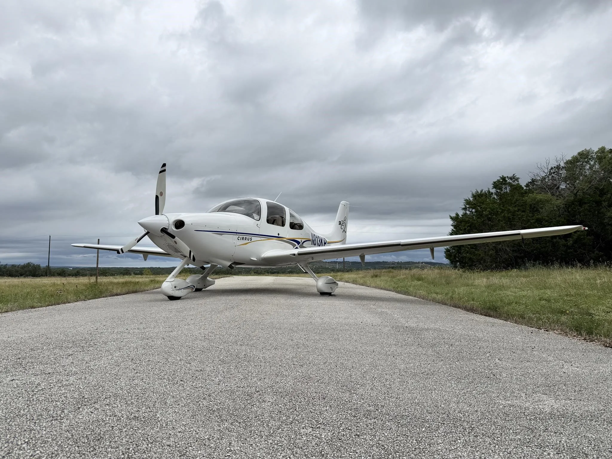Exterior view of a 2004 CIRRUS SR22-G2, N813KP.