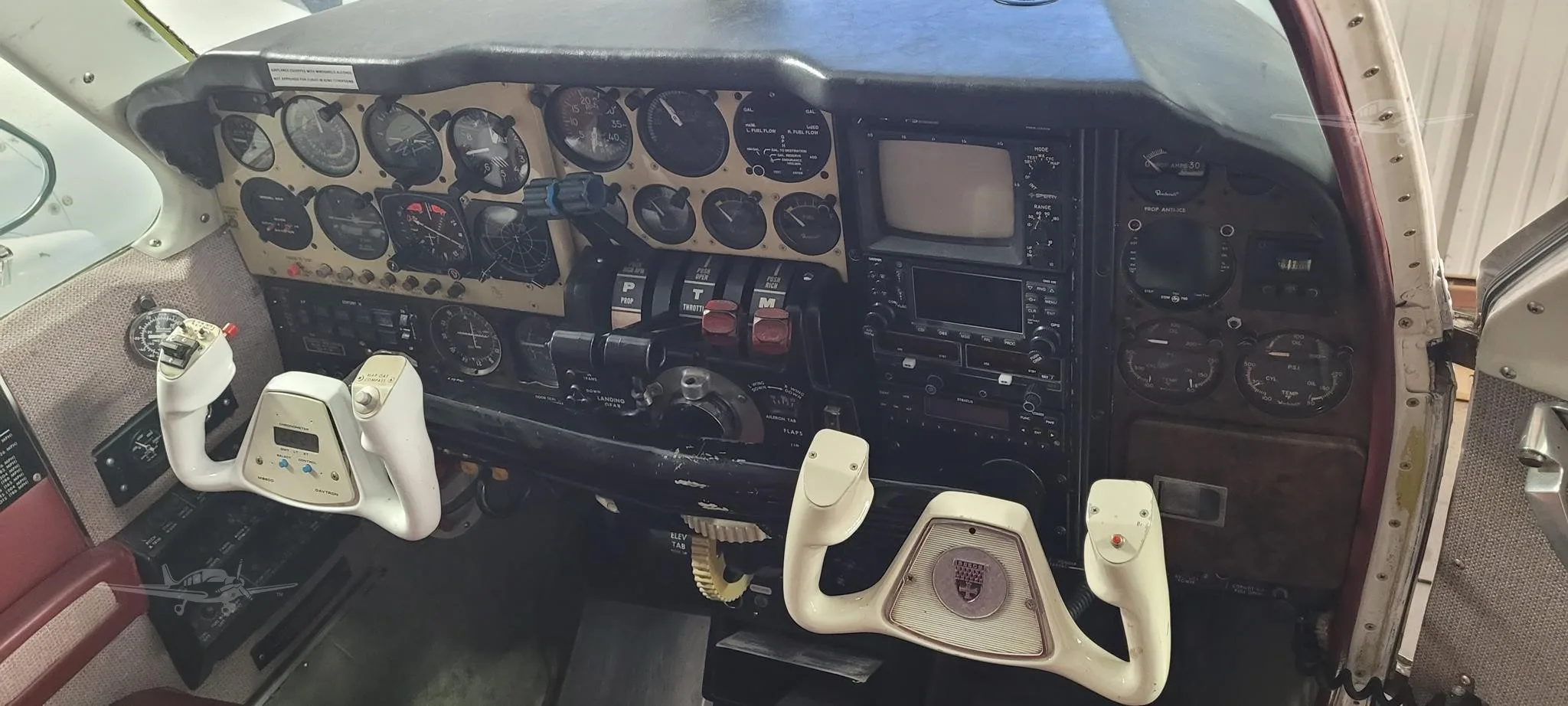 Cockpit and instrument panel of a 1976 BEECHCRAFT 58TC BARON.
