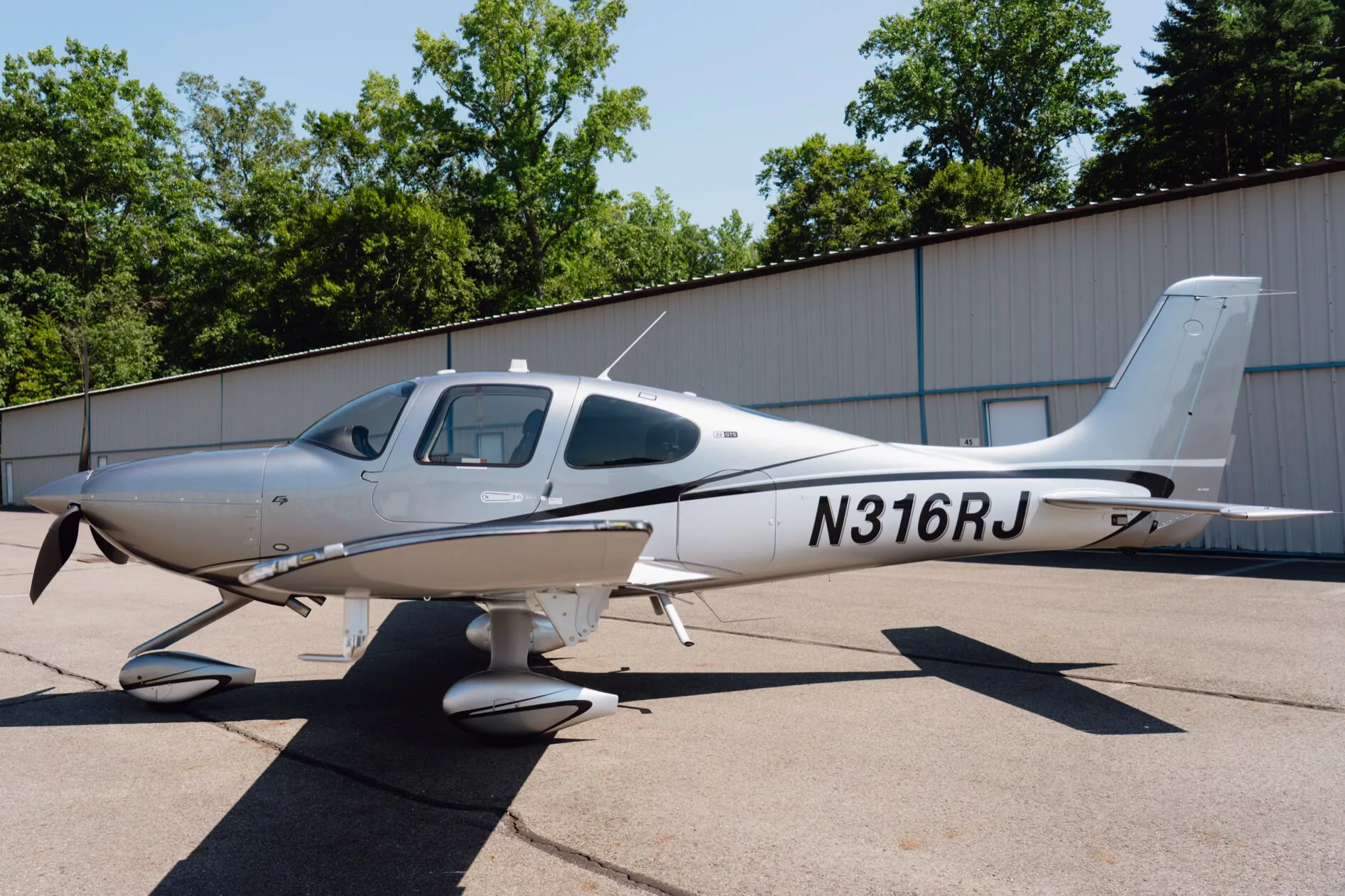 Cabin interior of a 2025 Cirrus SR22 G7+ GTS.