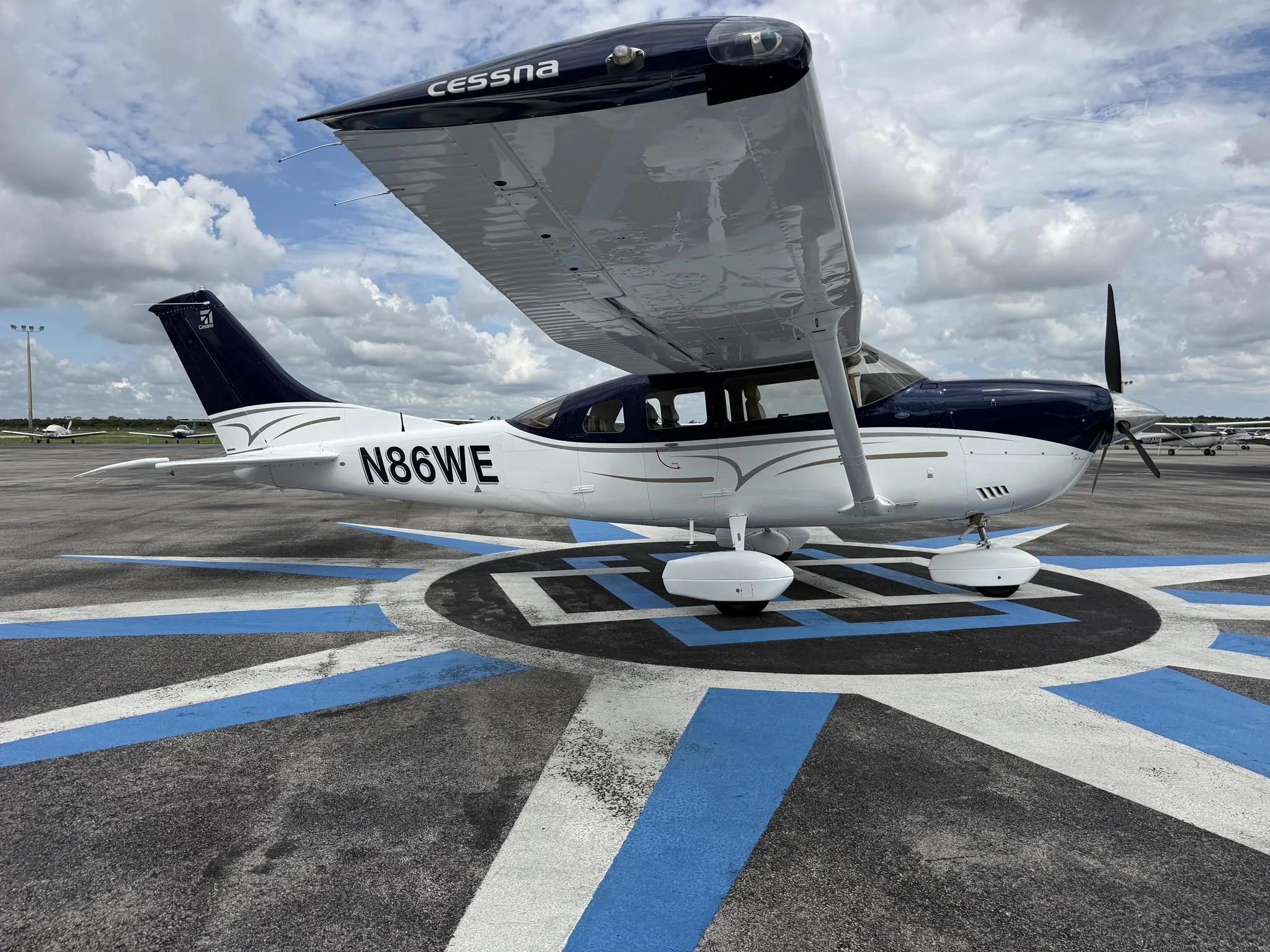 Exterior view of a 2005 CESSNA 206H STATIONAIR, N86WE.